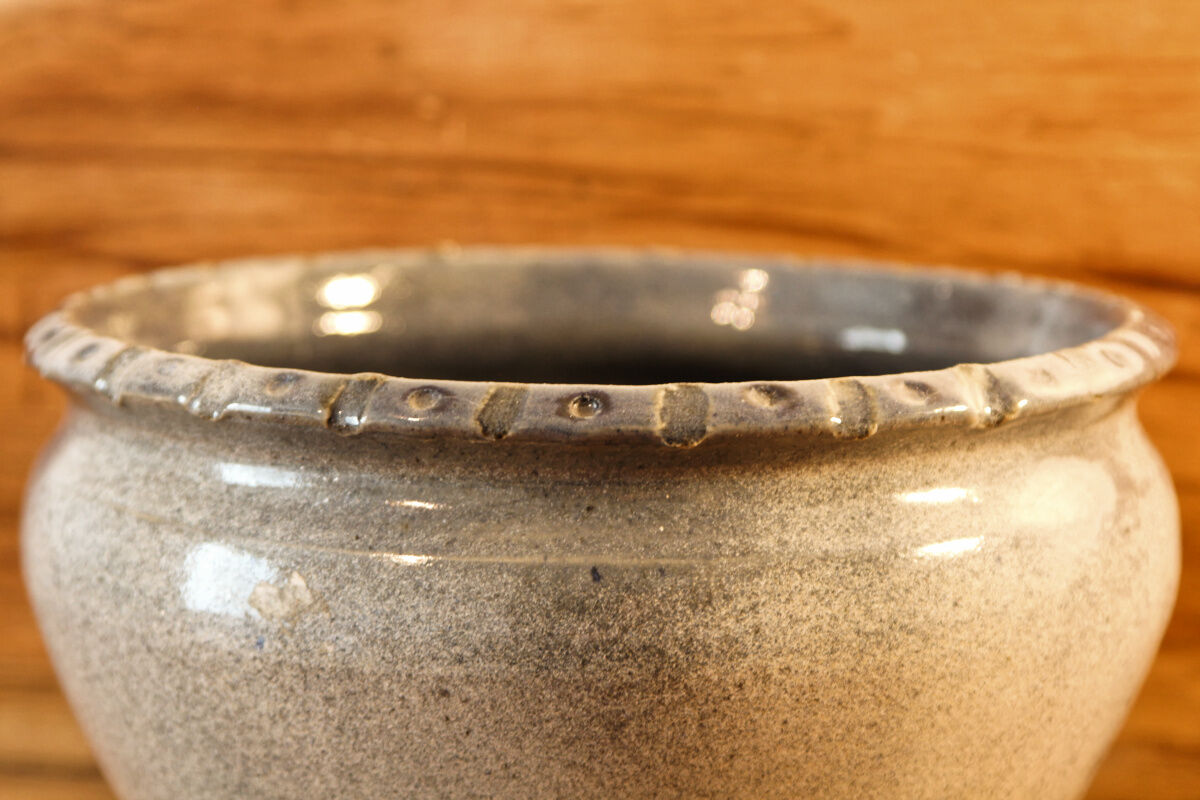 Cache pot in bluish sandstone, signed