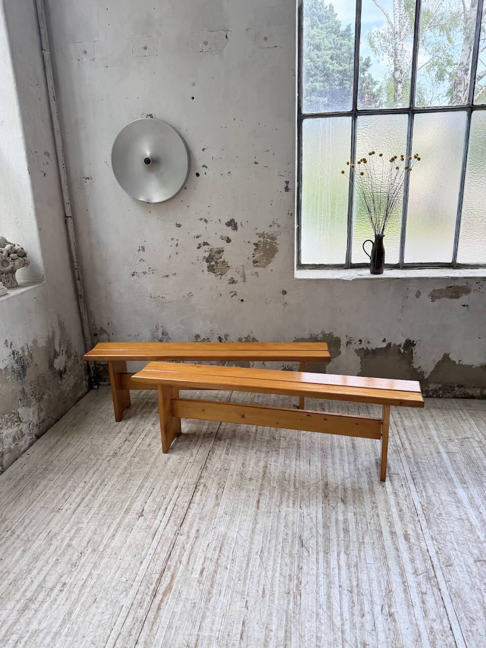 Paire de bancs en pin Charlotte Perriand Les arcs