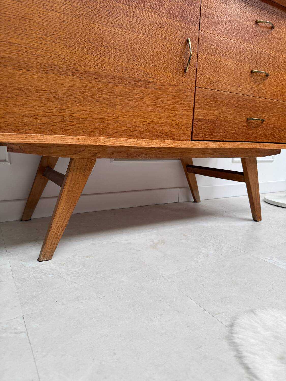 Sideboard with compass feet