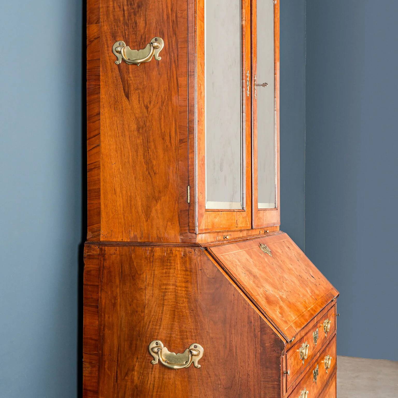 Queen Anne trumeau in walnut and oak, Great Britain, 18th century