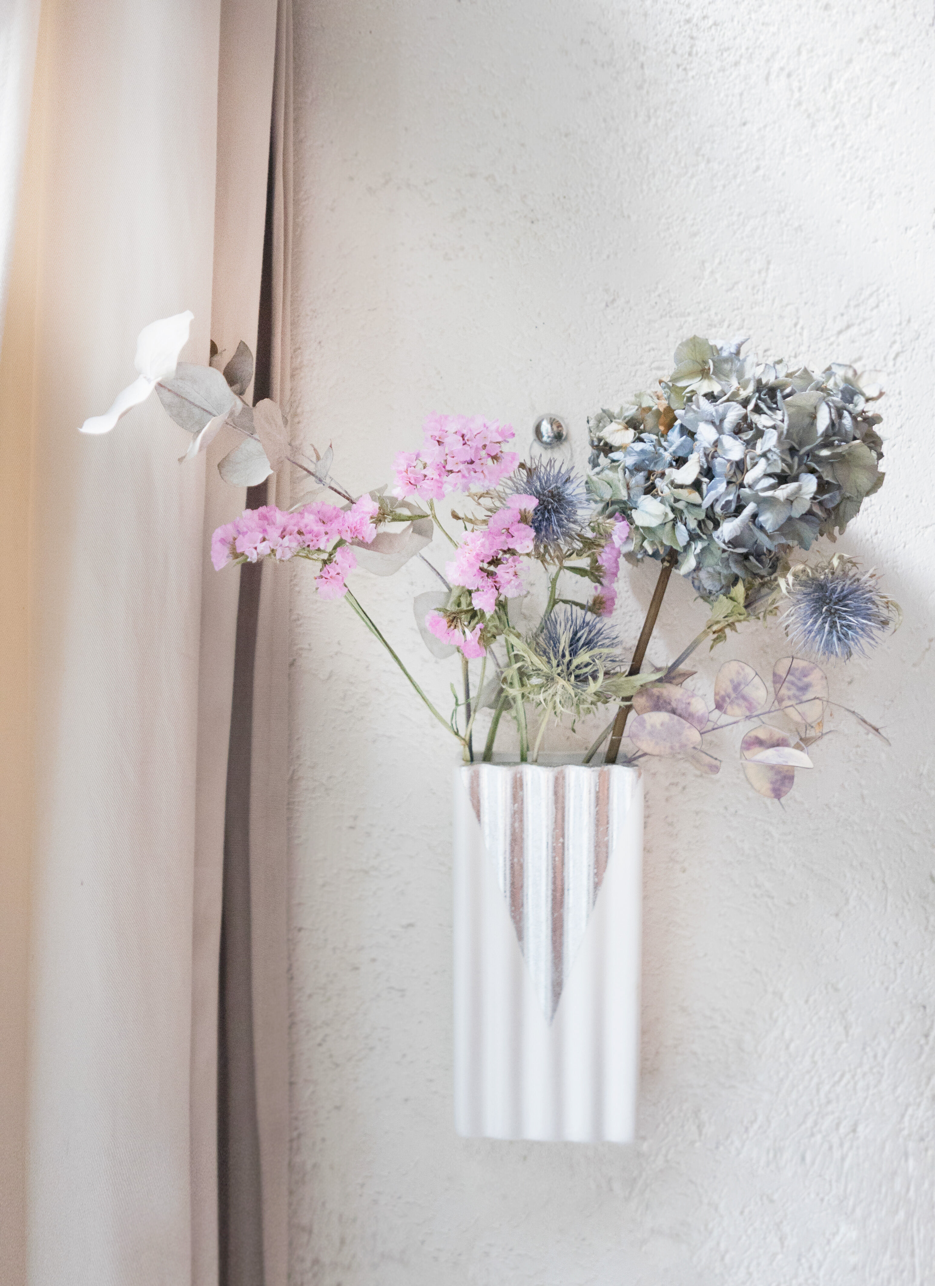 "V" - Wall vase