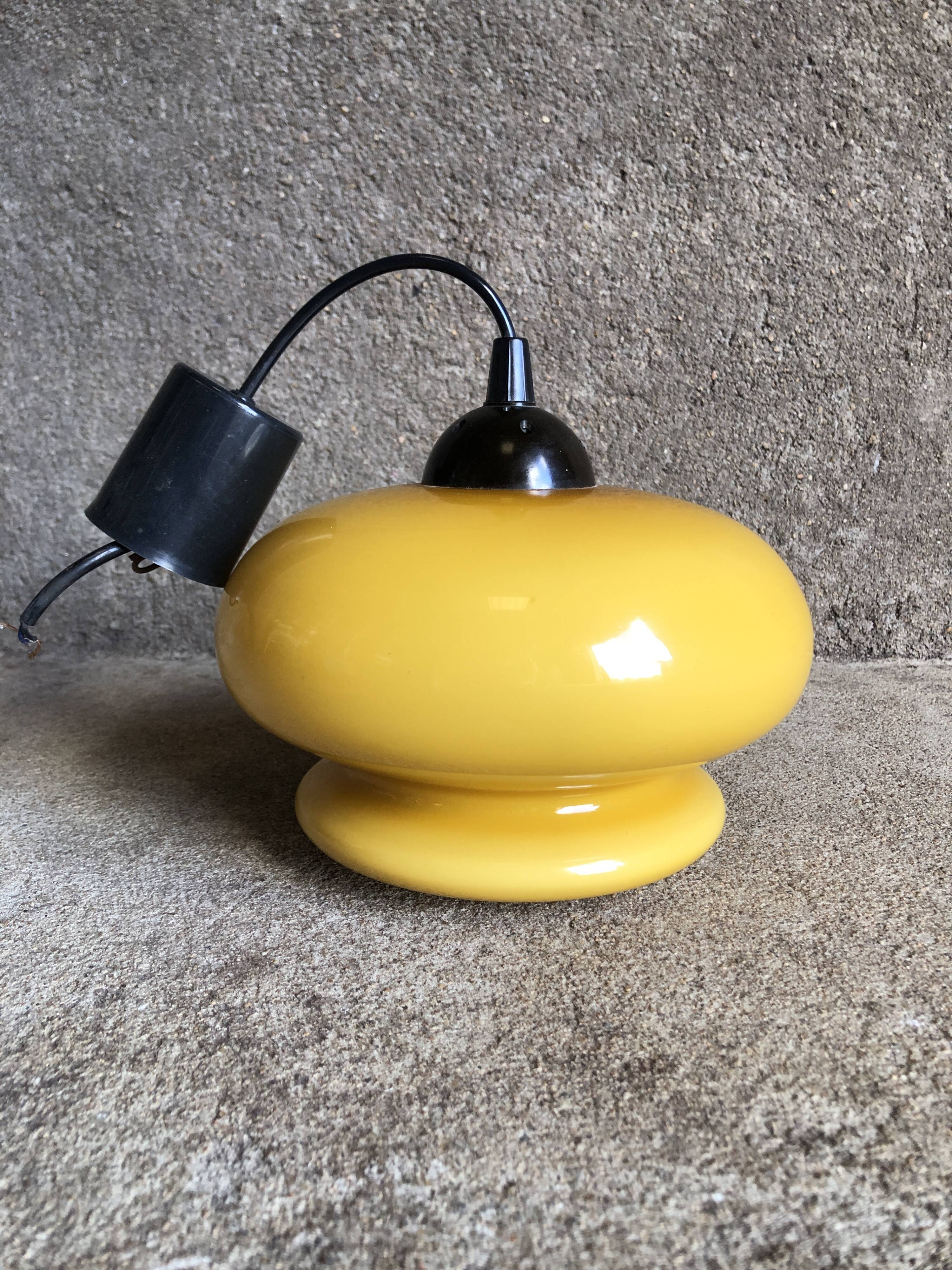 Suspension en opale jaune orangé, 1960/1970