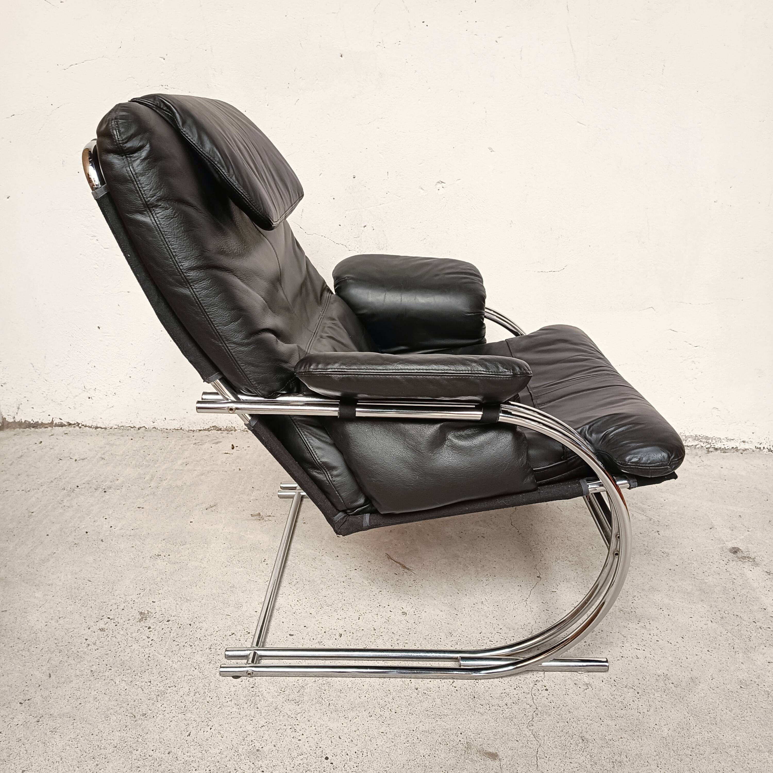 Black leather armchair, Italy 1970