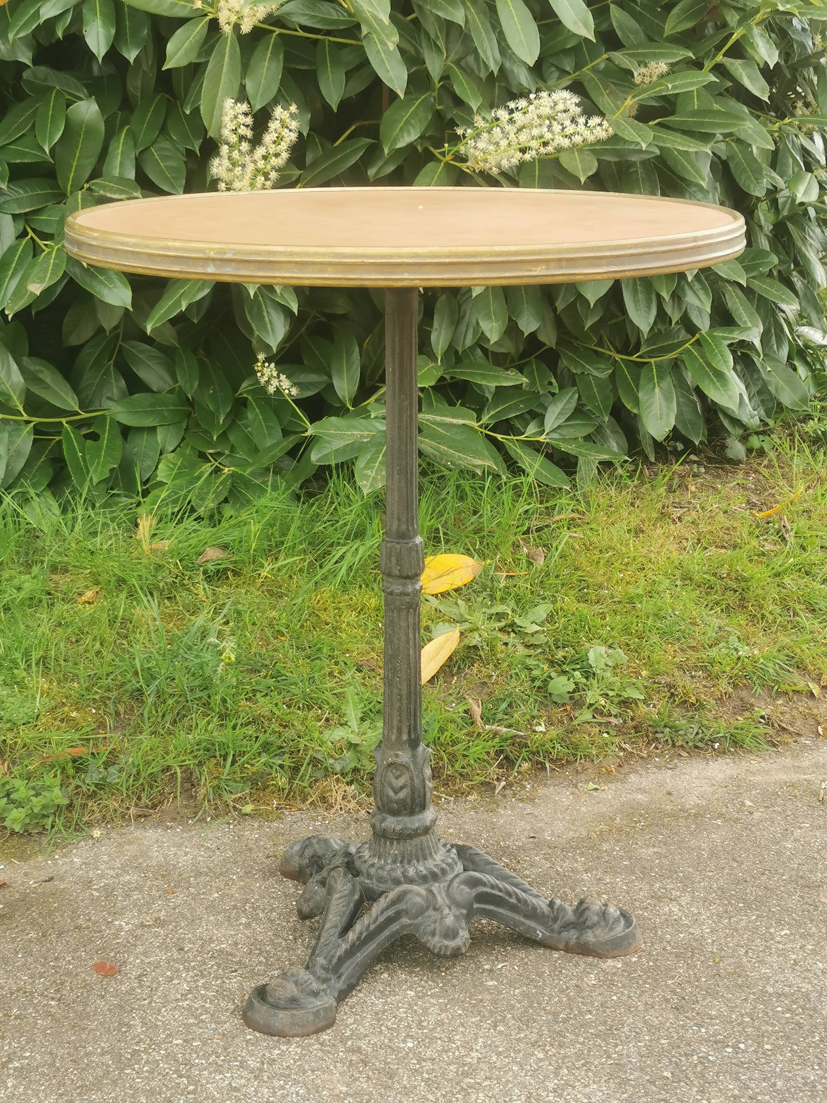 Table vintage de bistrot parisien