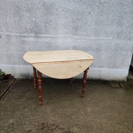 Folding round table
