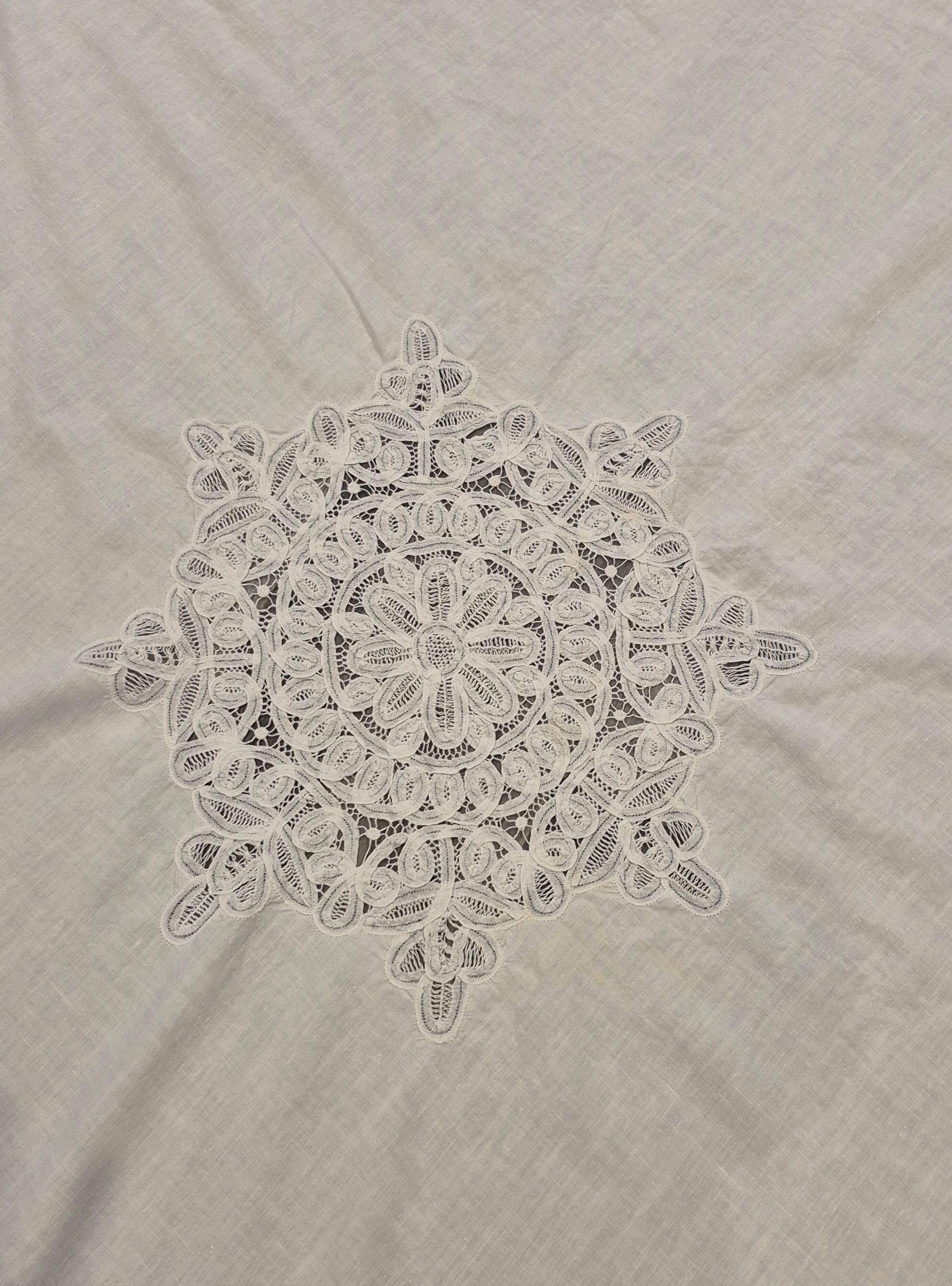 Nappe ronde brodée blanche rétro