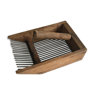 Old comb with berries (blueberries ..) in wood and metal
