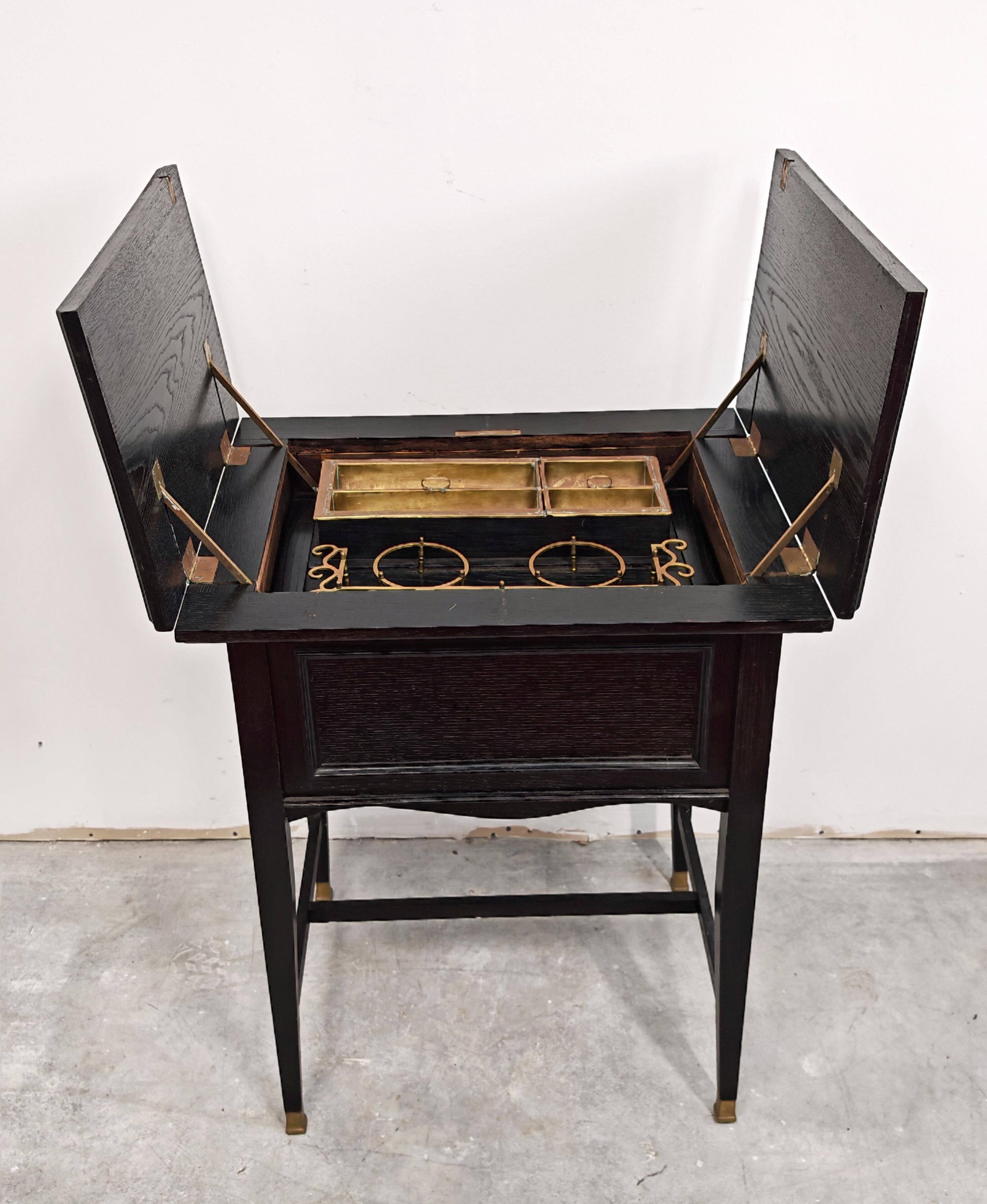 Cabinet de bar Sécession de Vienne en chêne noirci et laiton 1910