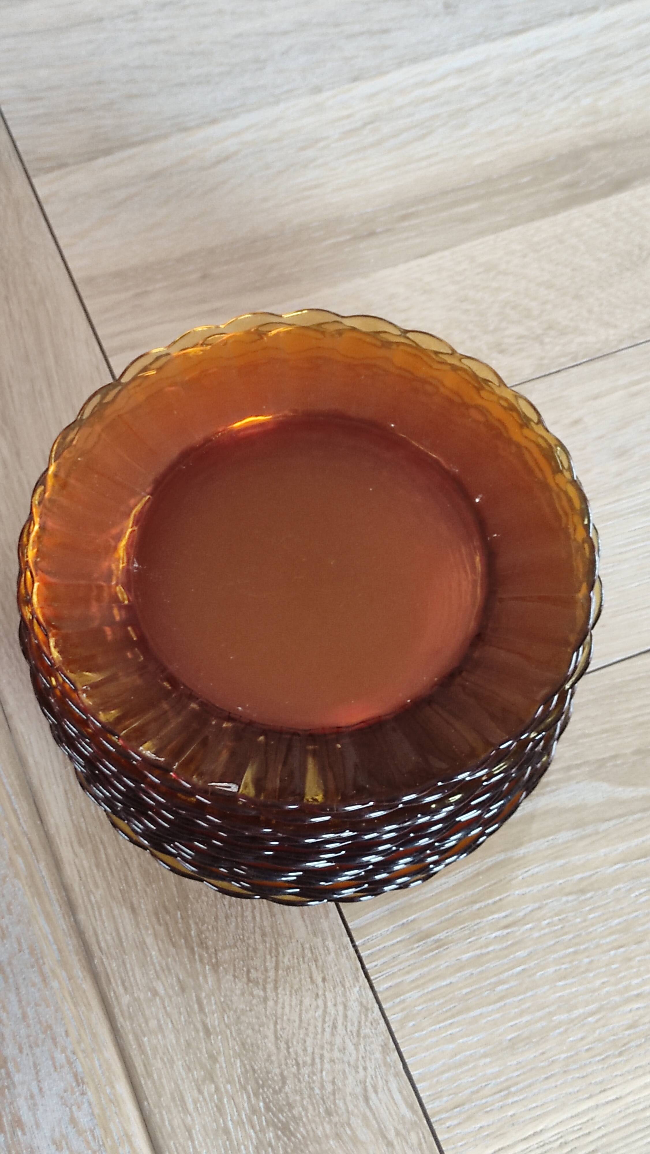 Fifteen amber Duralex model Marguerite plates