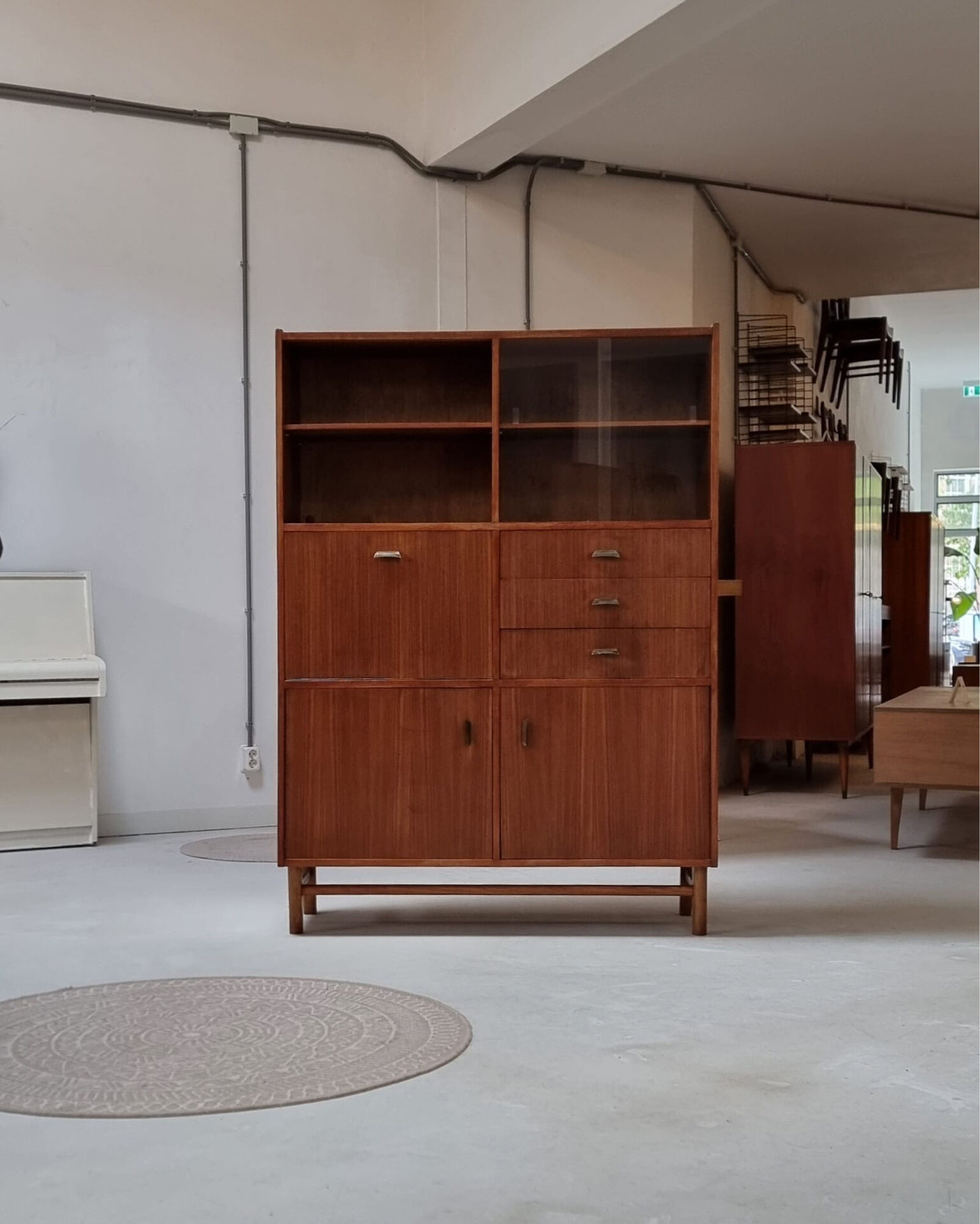 Highboard du milieu du siècle
