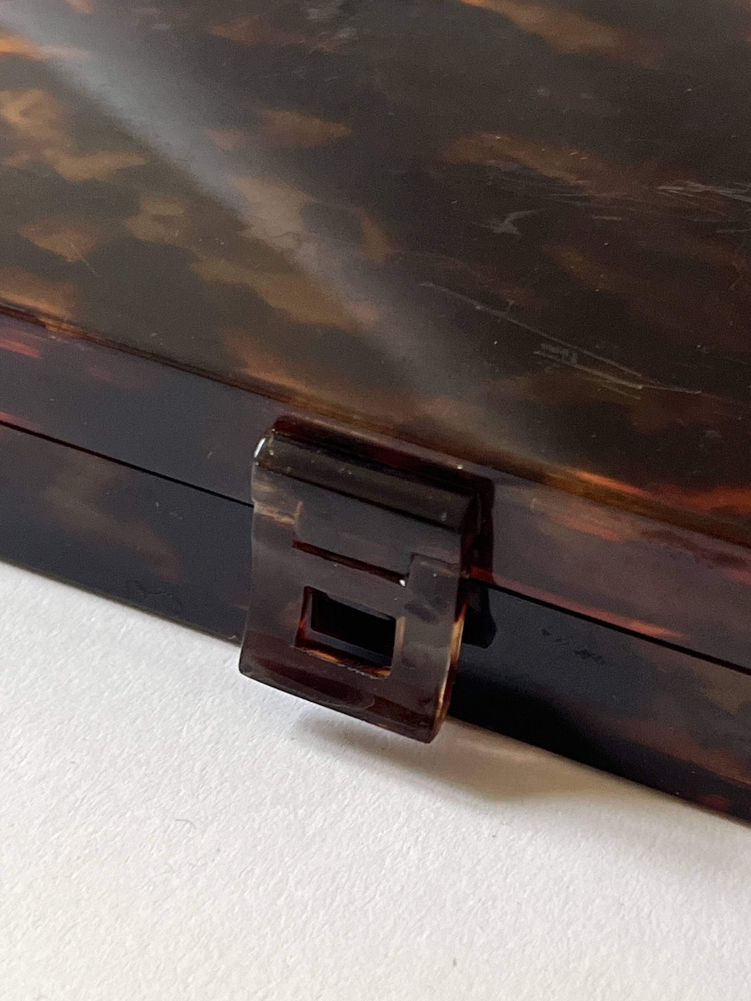 Tray - box with a lid in tortoiseshell plexiglass, 1970s design.