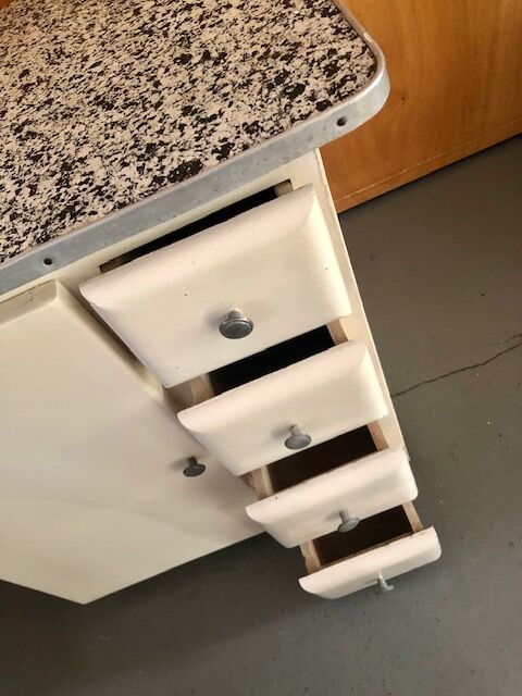 Kitchen service cabinet