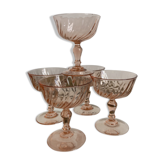 Set de 5 coupes à champagne en verre rose modèle rosaline vers 1960