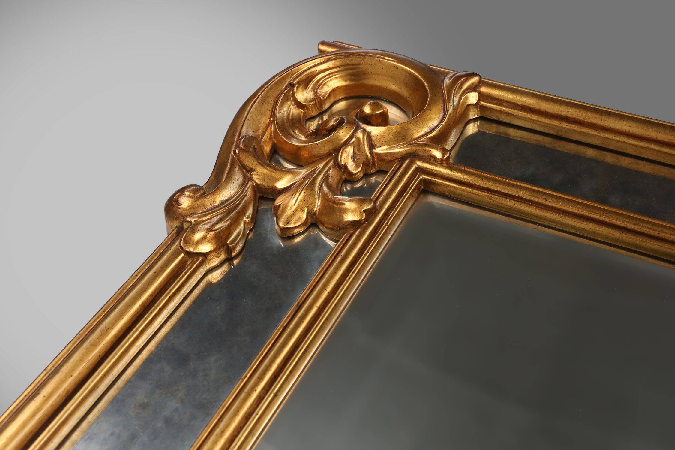 Miroir en résine avec ornements dorés et panneaux en verre miroir fumé, Belgique