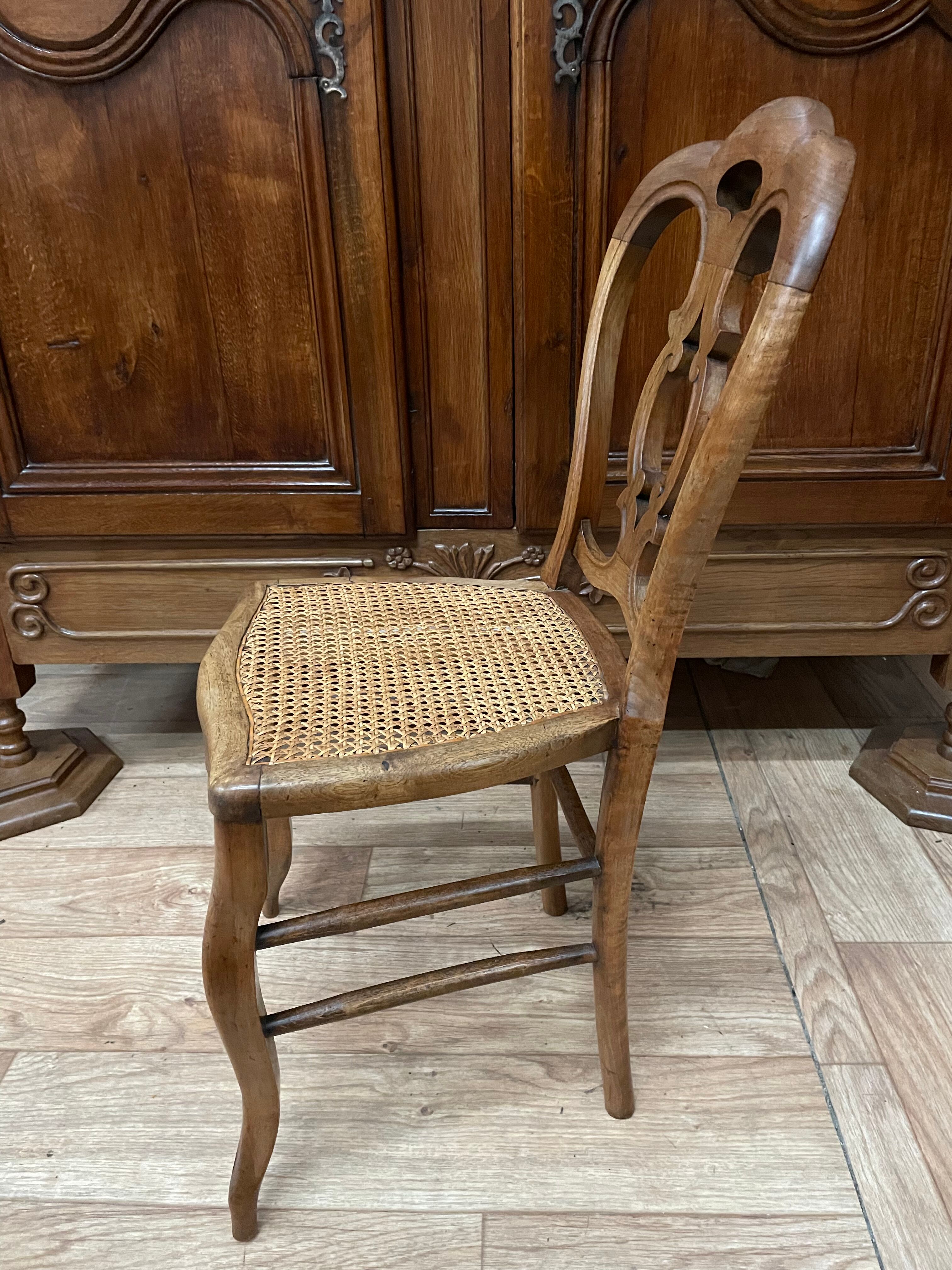 Suite de 6 chaises Louis Philippe en noyer et cannage