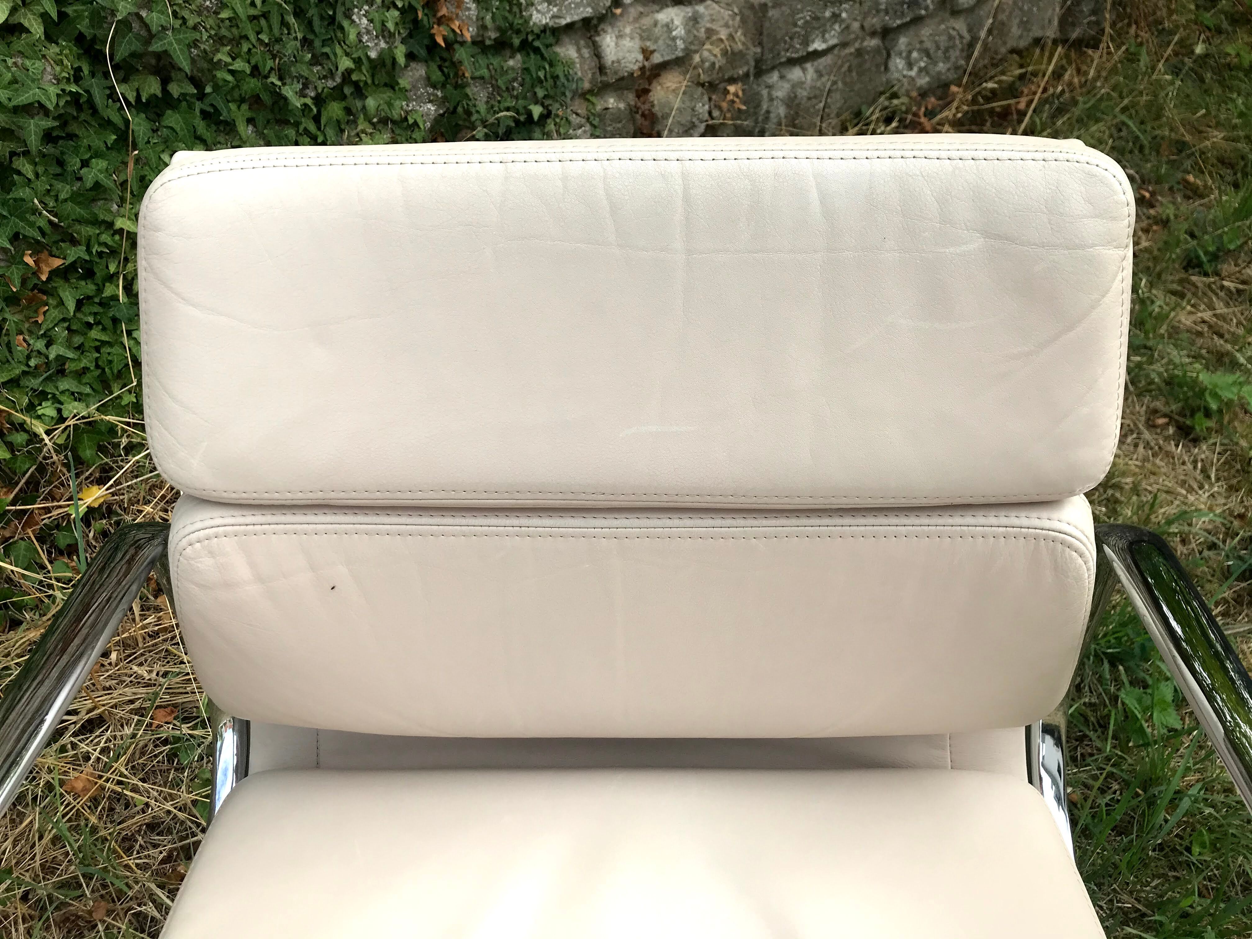 Design Soft Pad EA 208 Charles and Ray Eames office chair for Vitra 60s