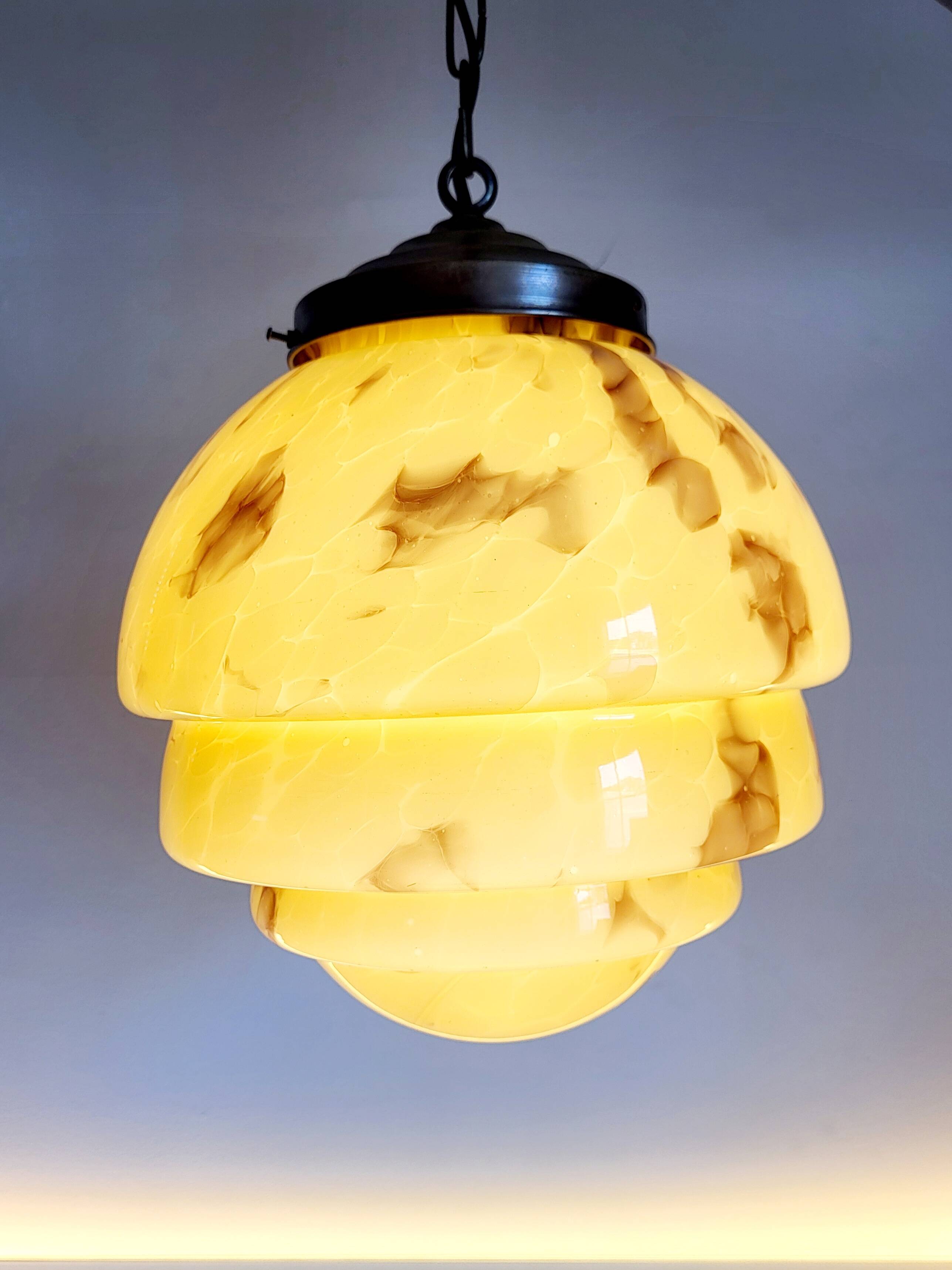 Lampe à suspension art déco en glaçure opaline, gemarmerd, messing, jaren 1930