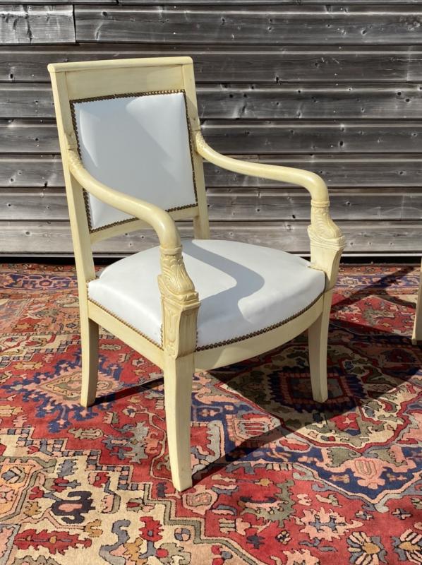 Paire de fauteuils aux dauphins d’époque empire en bois laqué
