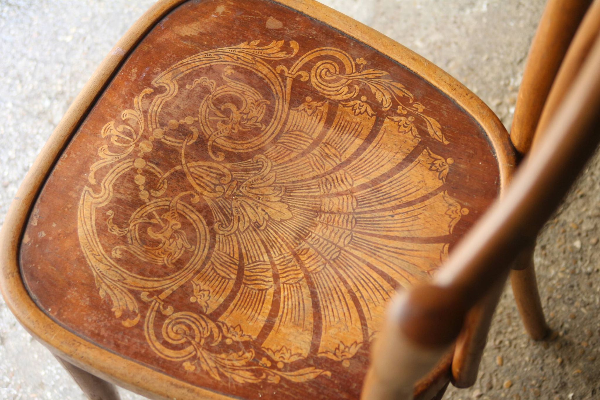 Chaise de bistrot dans sa superbe patine d'origine