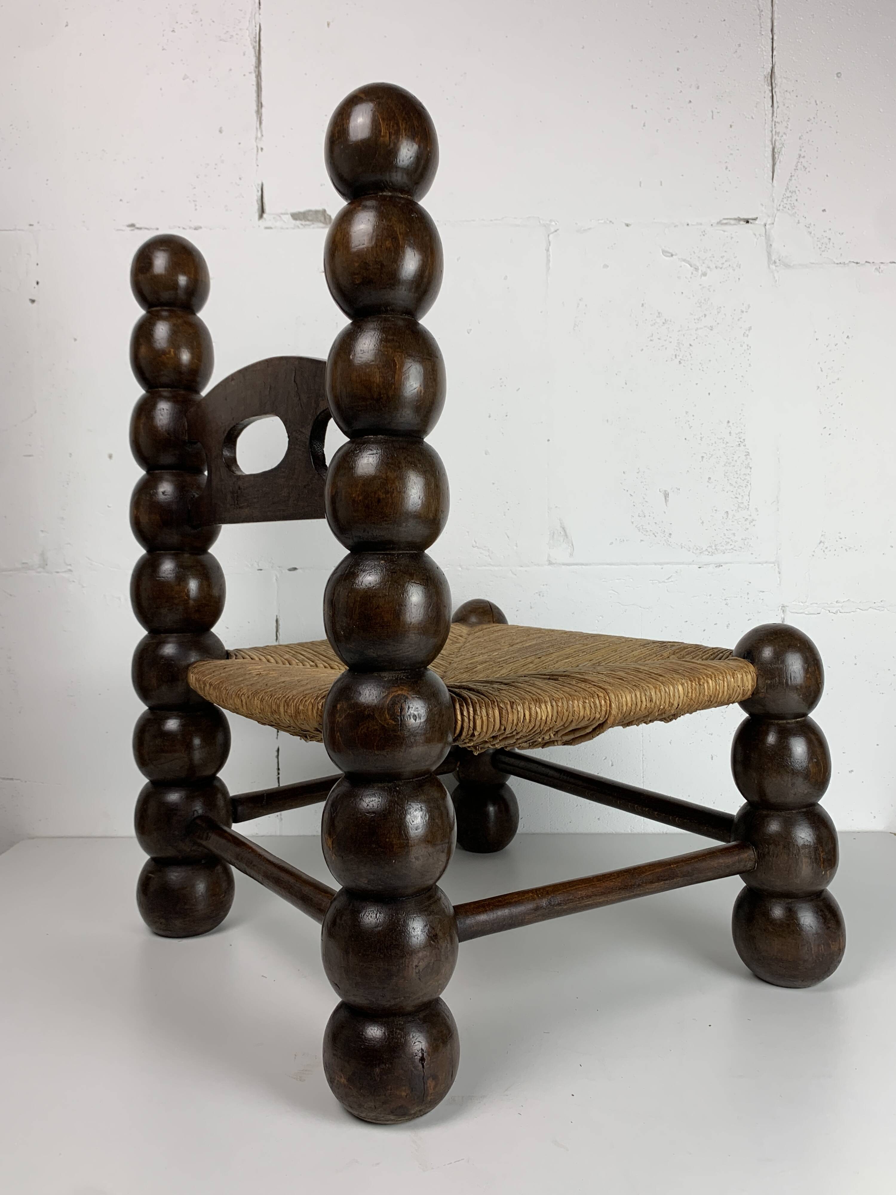 Chaise basse en bois tourné dans le style de Charles Dudouyt, France, années 1950