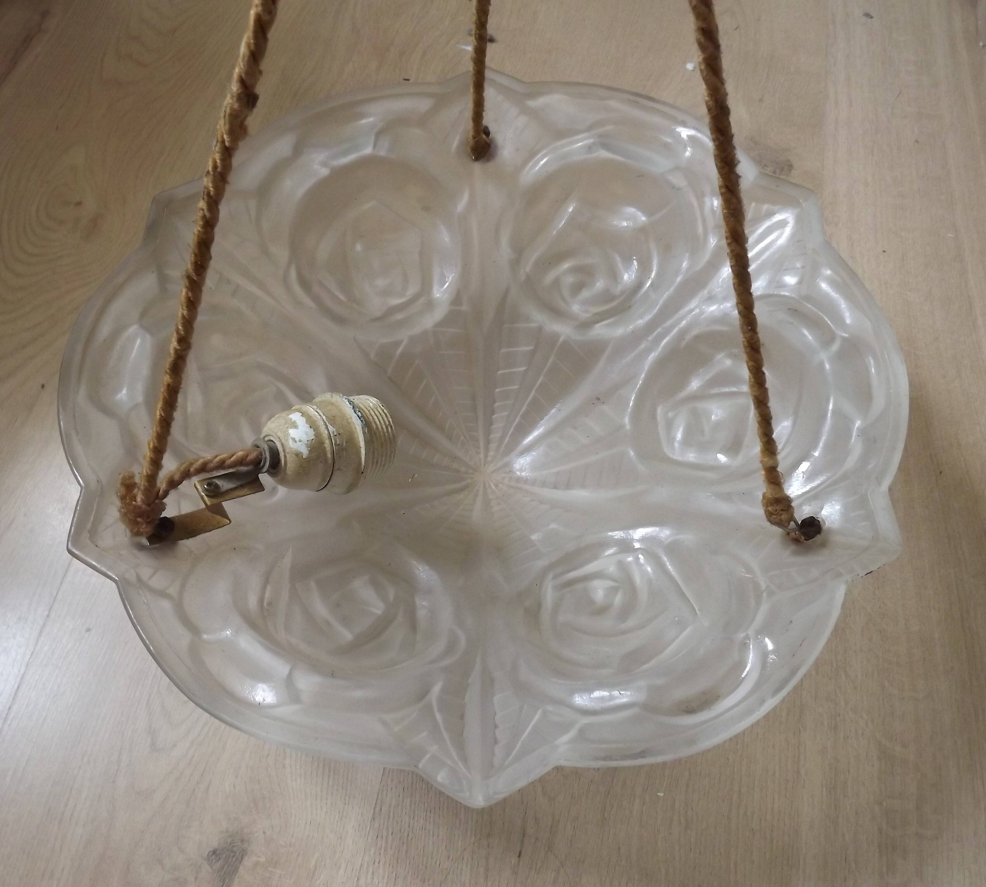 Plafonnier en verre Art Déco à décor de roses par Degué, vers 1930