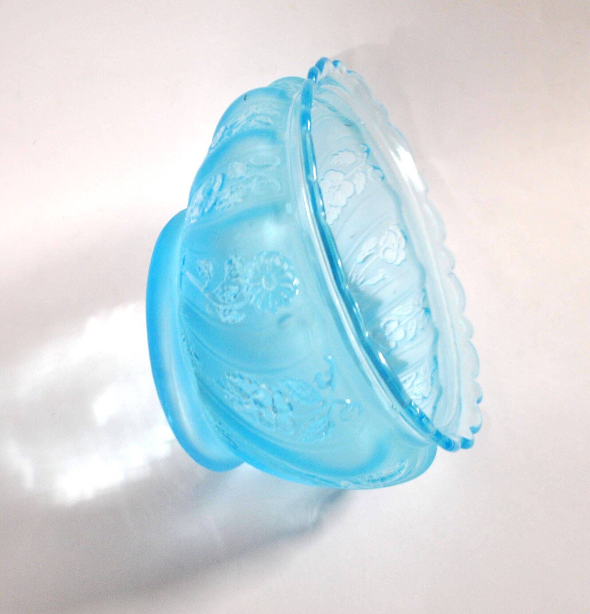 Old oval coupe basket in moulded blue glass, frosted acid, 1900.