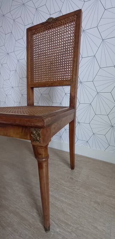 Chaise cannée art déco avec ornements en bronze.