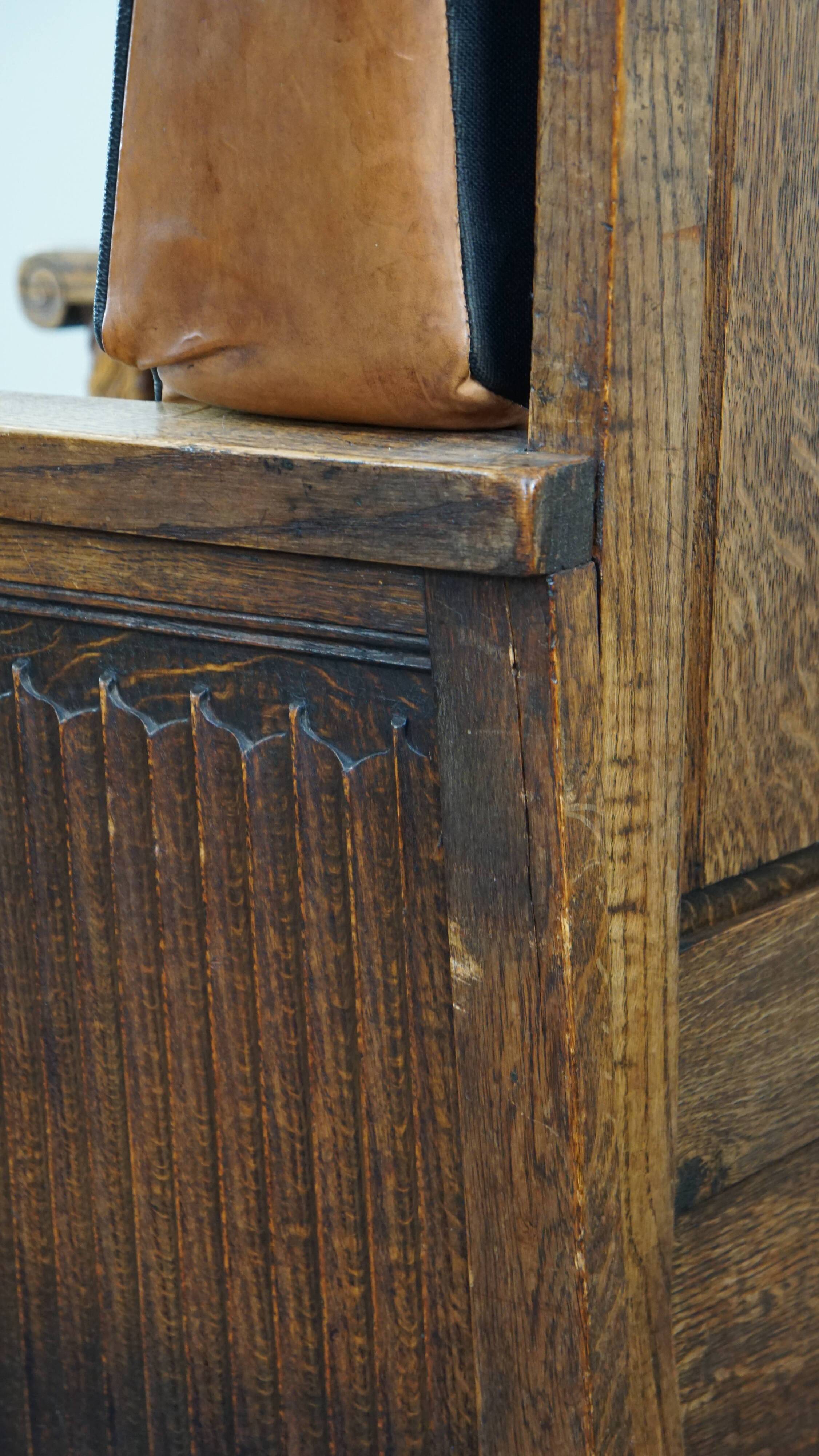 Fauteuil ancien en peau de mouton retapissée