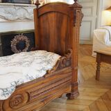 Lit ancien en bois sculpté