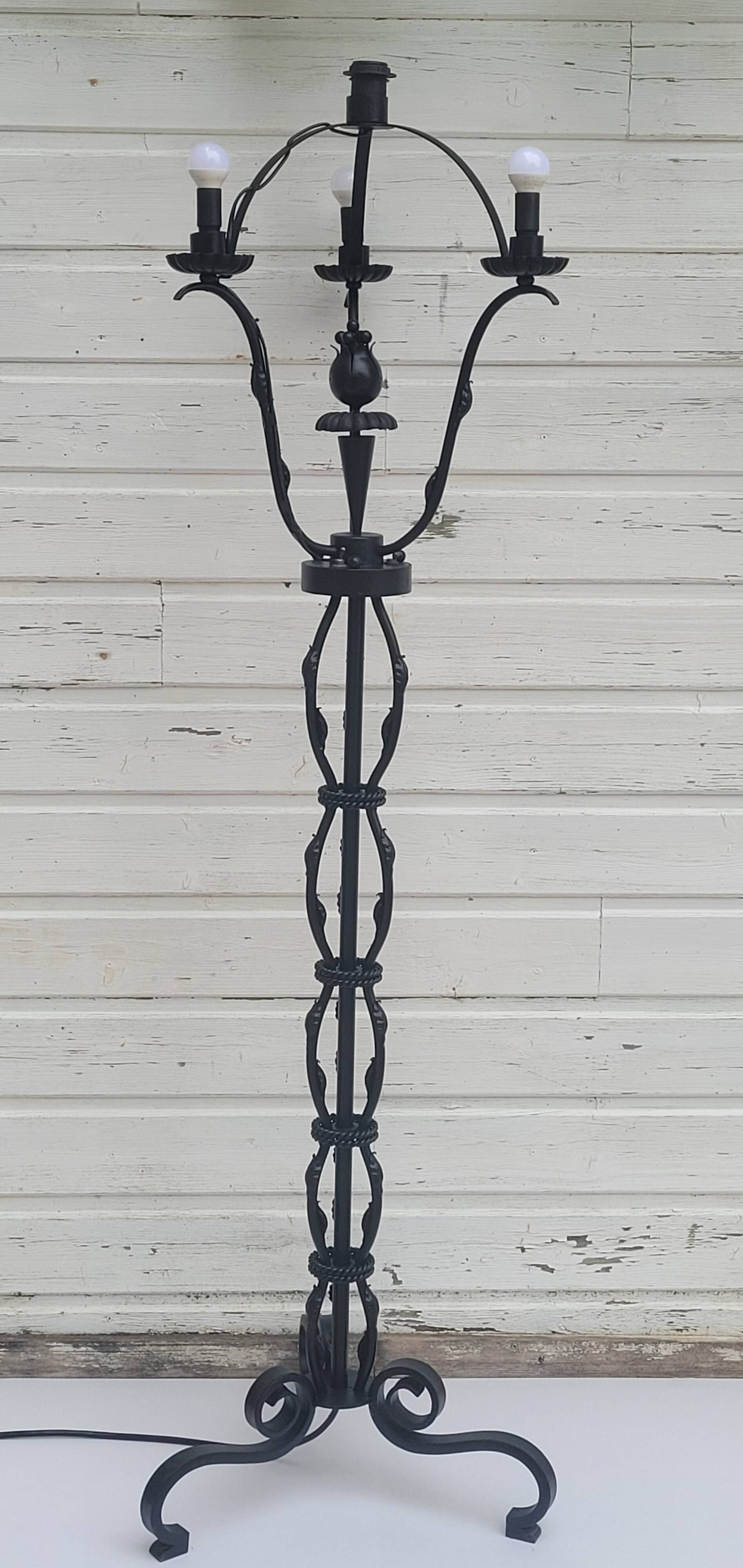 Lampadaire en fer forgé noir attribué a Gilbert Poillerat