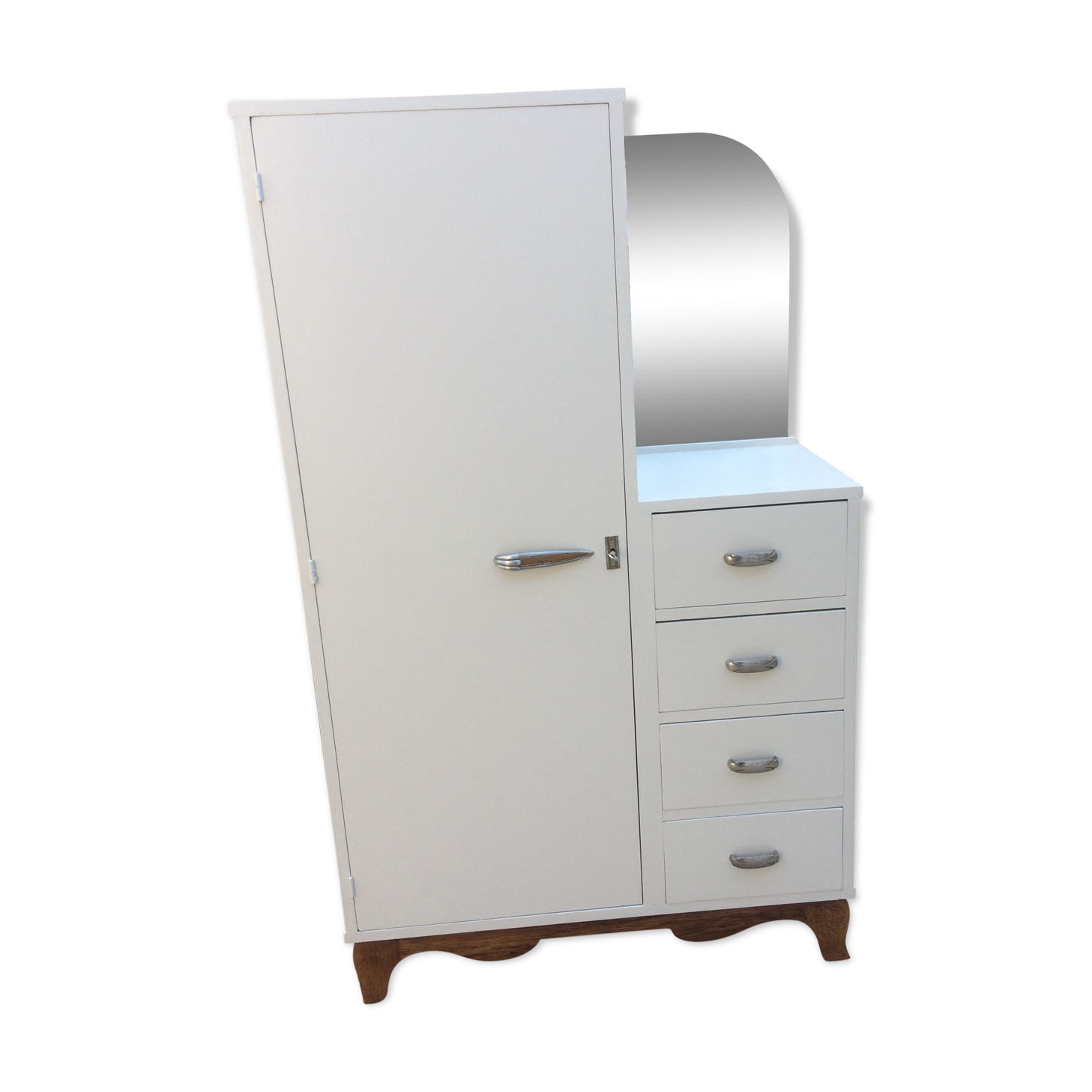 Asymmetrical cabinet