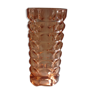 Vase années 70 rose en verre ciselé