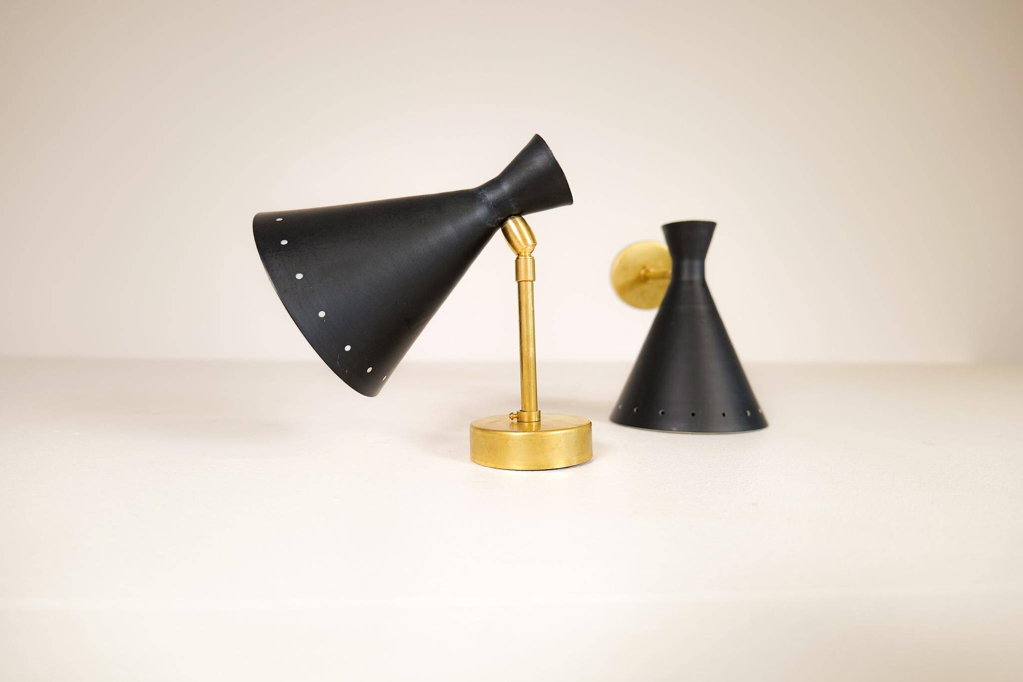 Pair of modern Italian wall sconces in Stilnovo style, wall lamp.