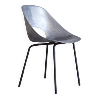 Une chaise tulipe modèle Tonneau aluminium - Pierre Guariche 1950