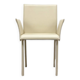 Chaise en cuir beige avec accoudoirs