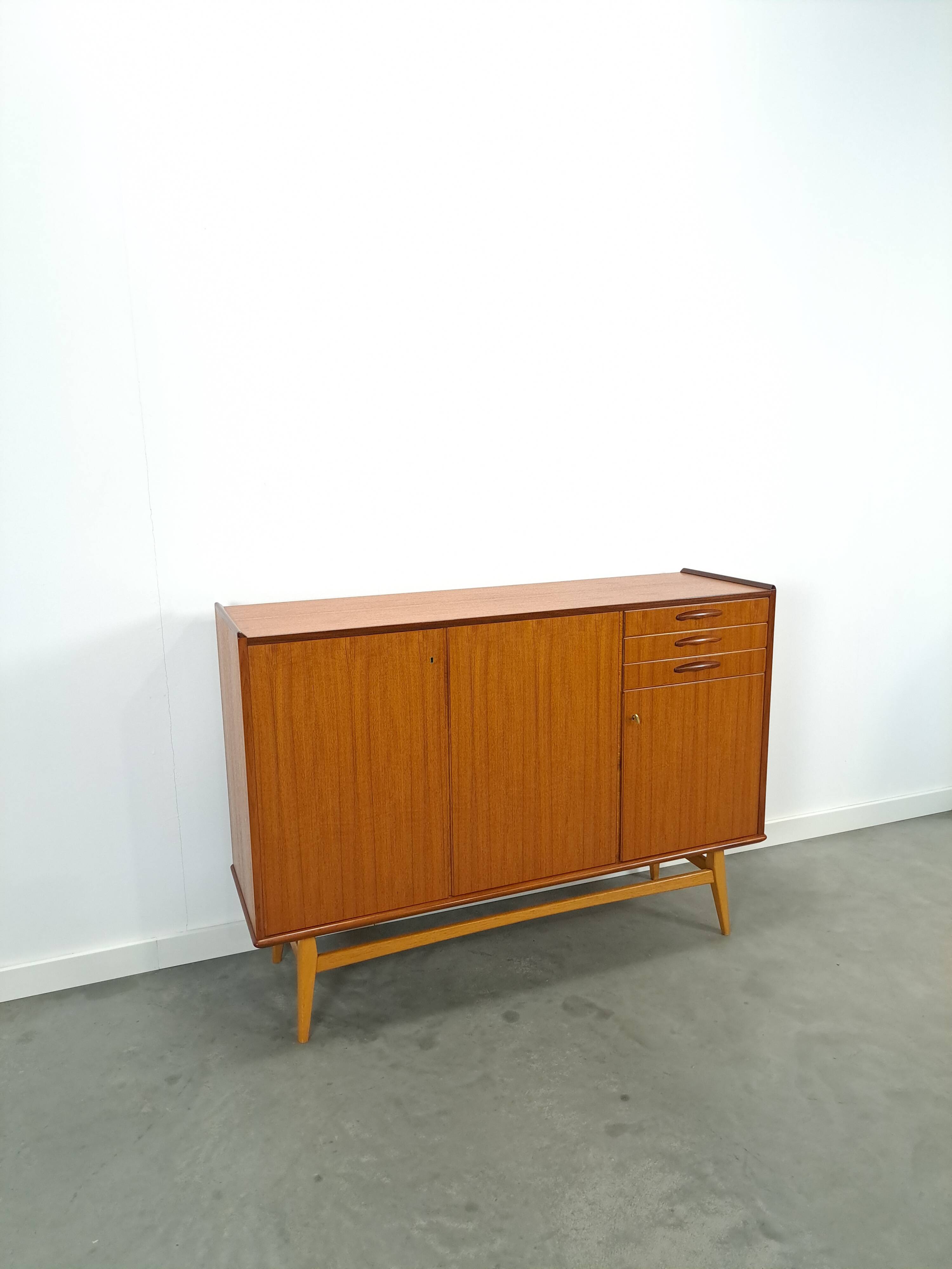 Teak kast met schuine poten en lades uit Zweden