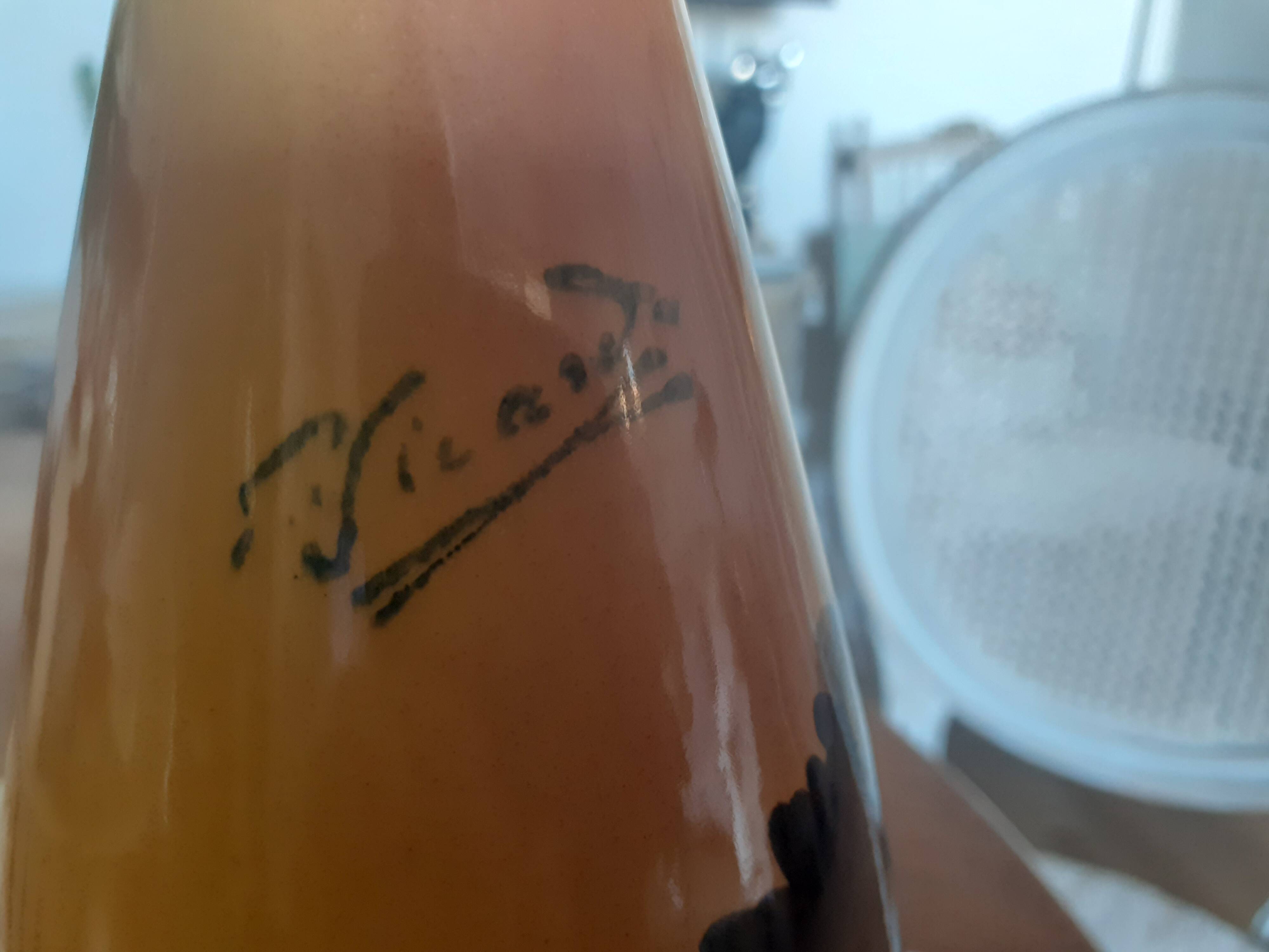 Vase en faïence, signé