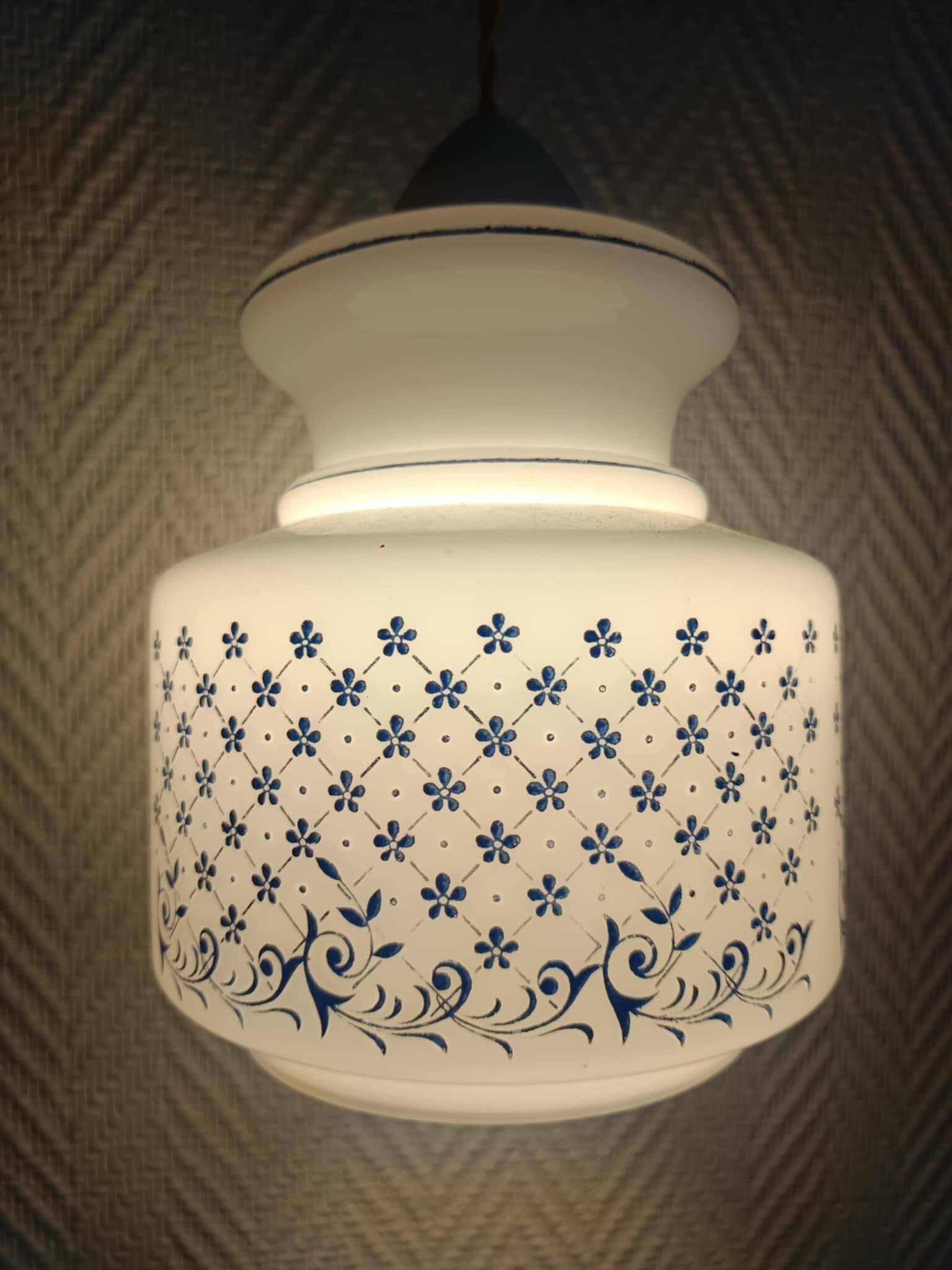Vintage floral portable lamp