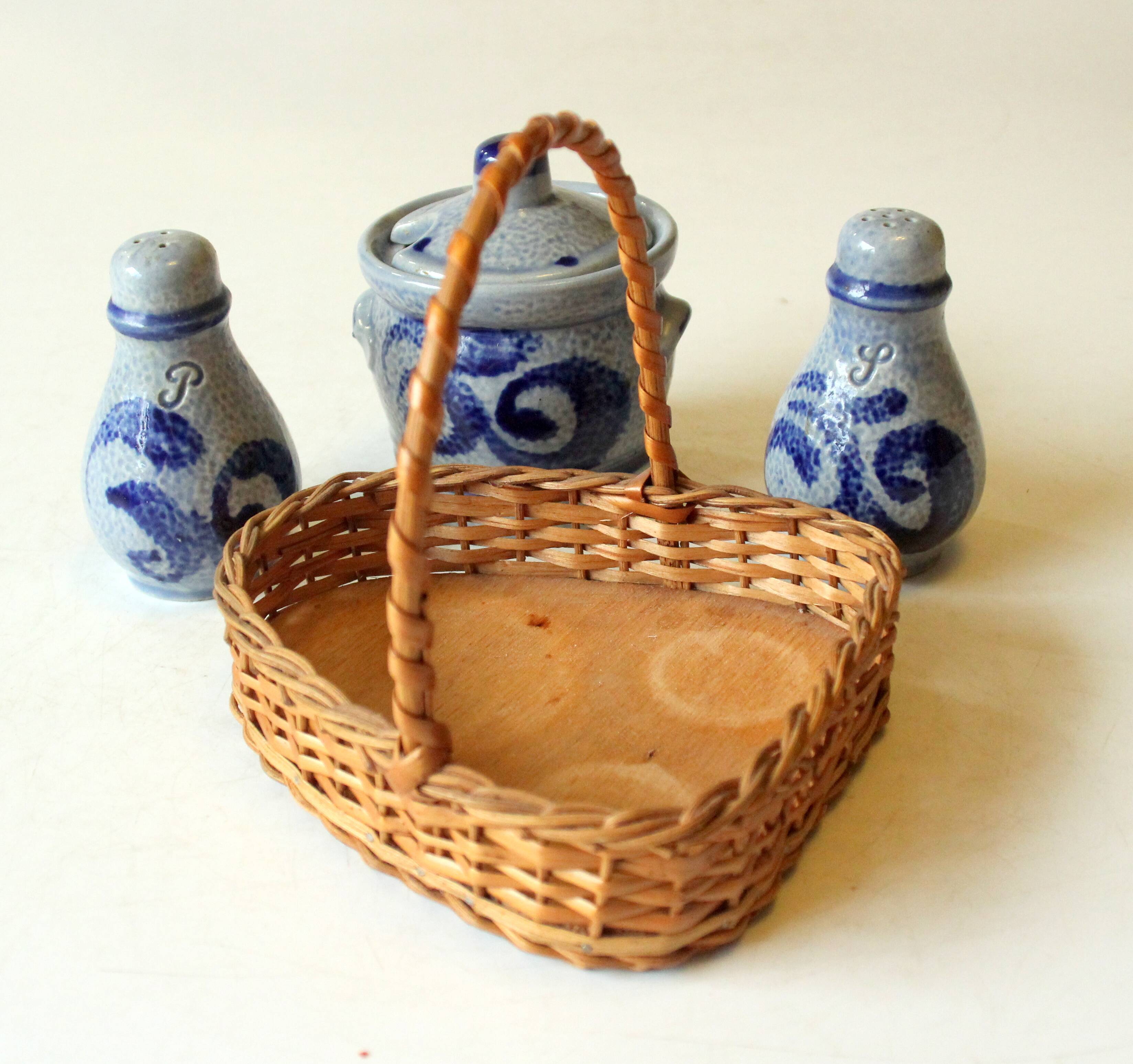 Salière & poivrier des années 1960 serti sur un plateau en bois et osier, vintage