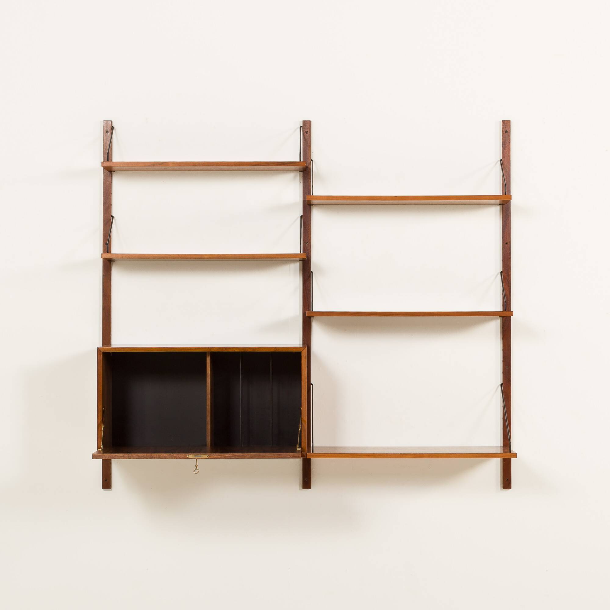 Poul Cadovius shelving unit with a desk in walnut for Cado, 1960s
