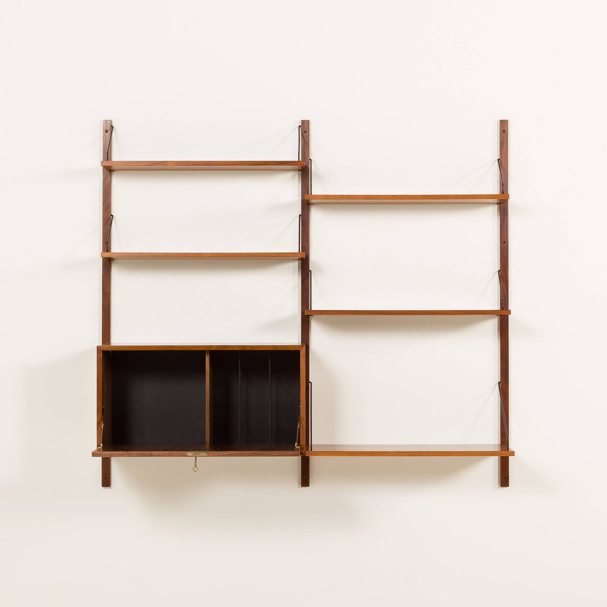 Poul Cadovius shelving unit with a desk in walnut for Cado, 1960s