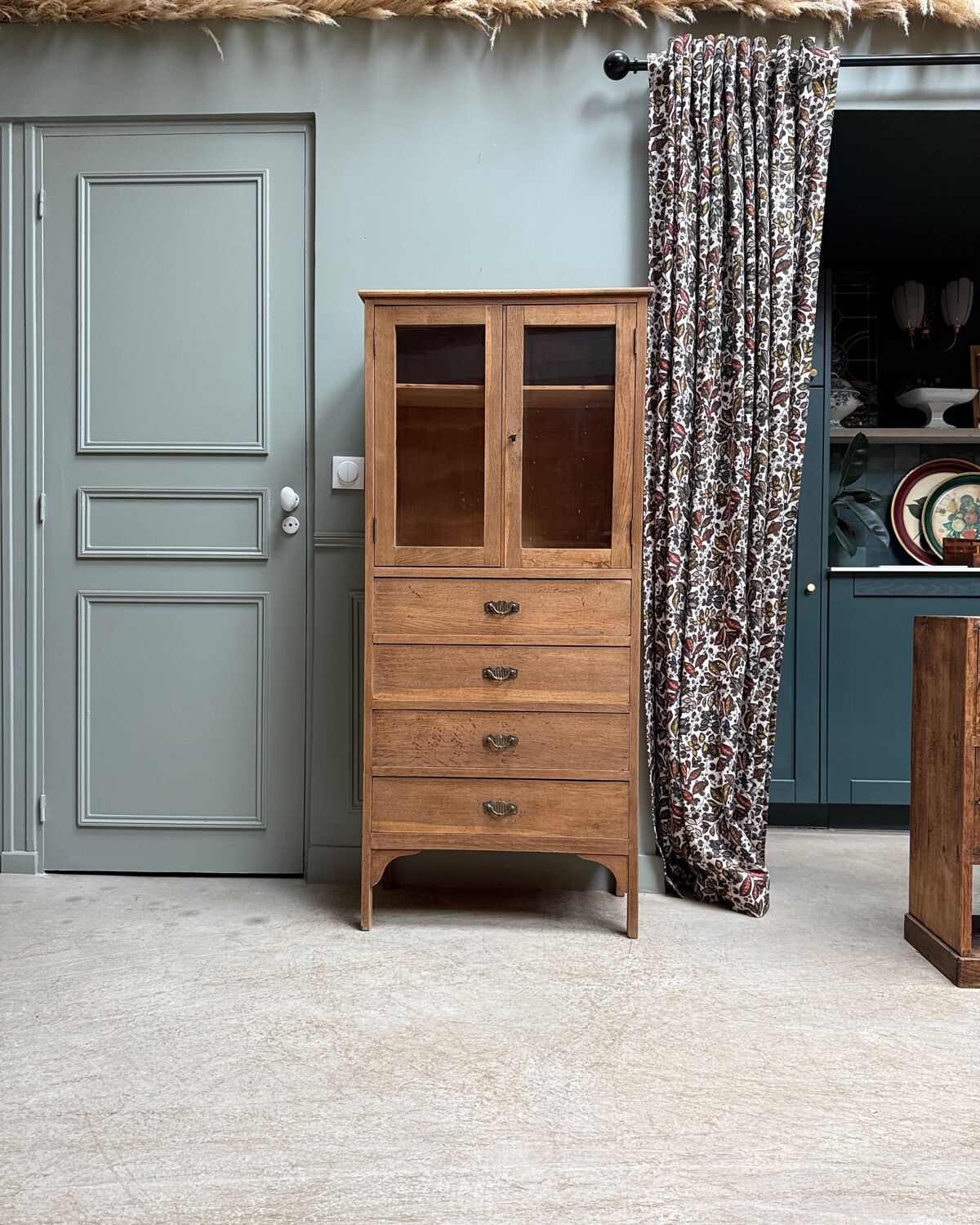 Parisian display cabinet in oak (renovated)
