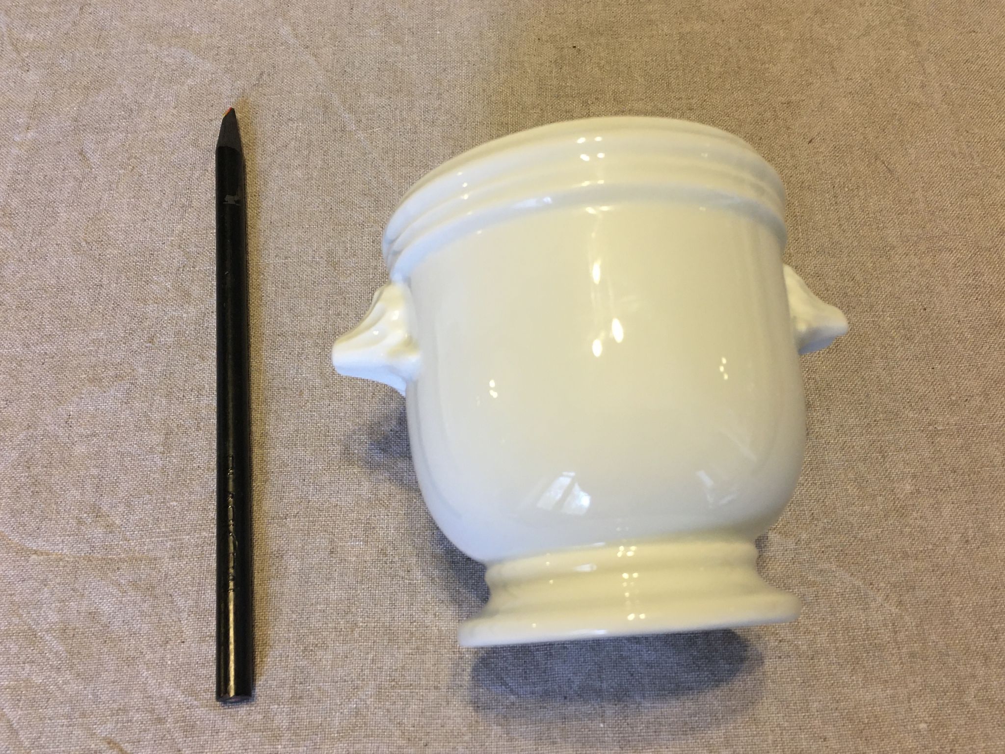 Cache pot moutardier ou saucière en porcelaine blanche