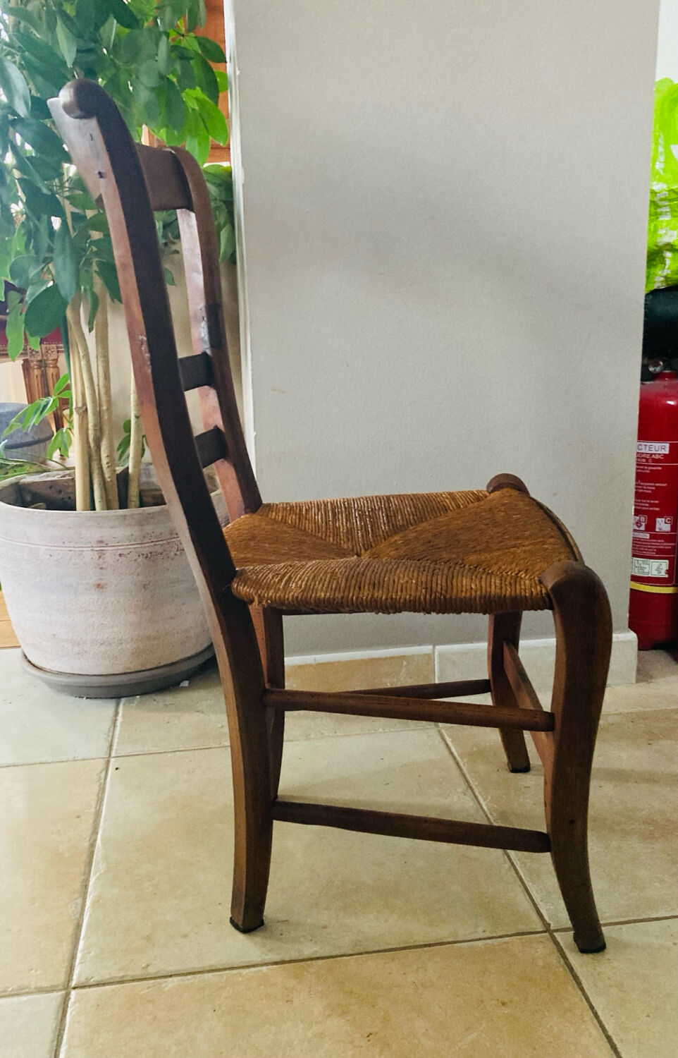 Louis Philippe straw chair from the 19th century in solid walnut, dowelled.