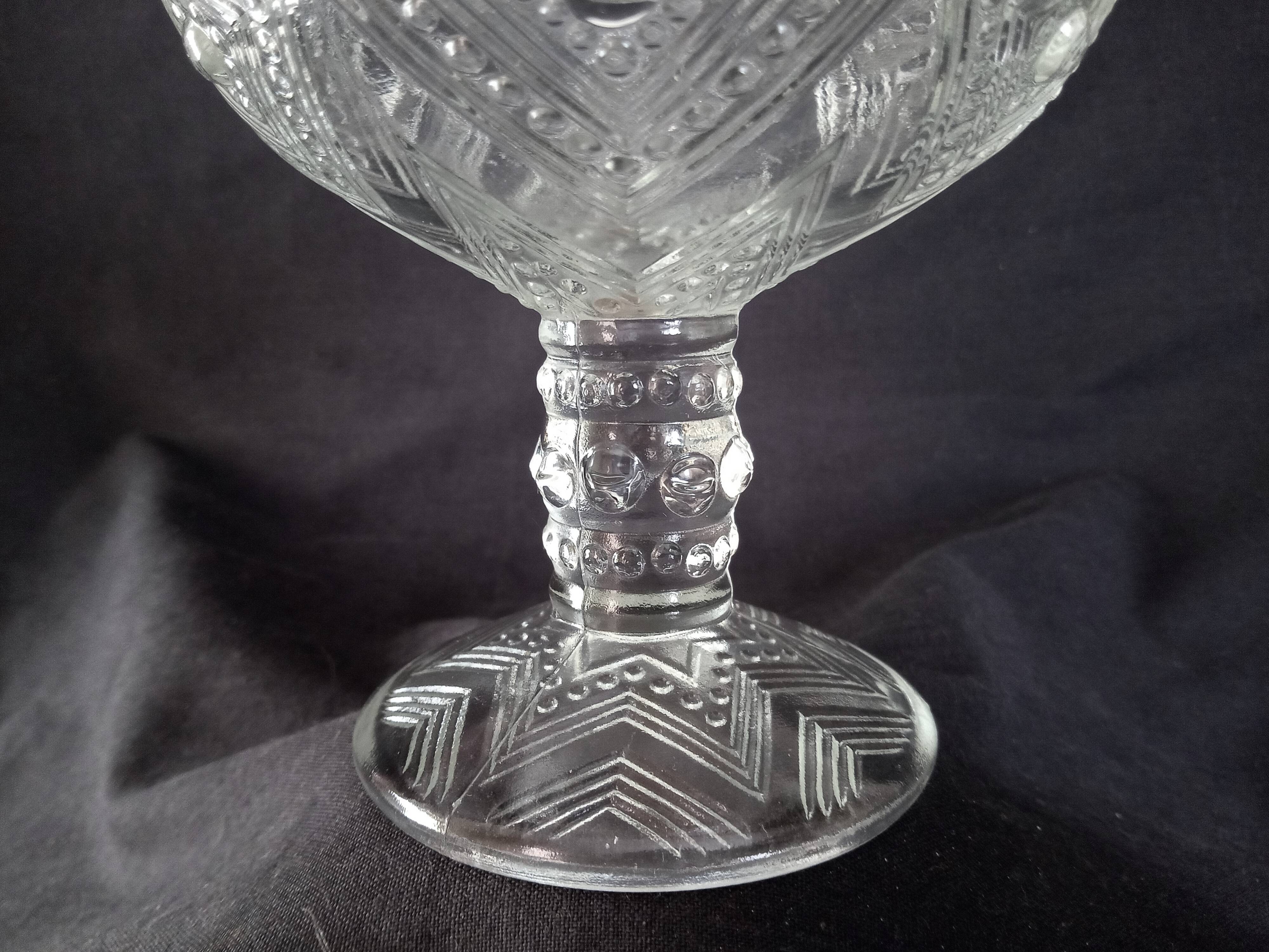 Candy box on foot in cut crystal with Art Deco geometric patterns