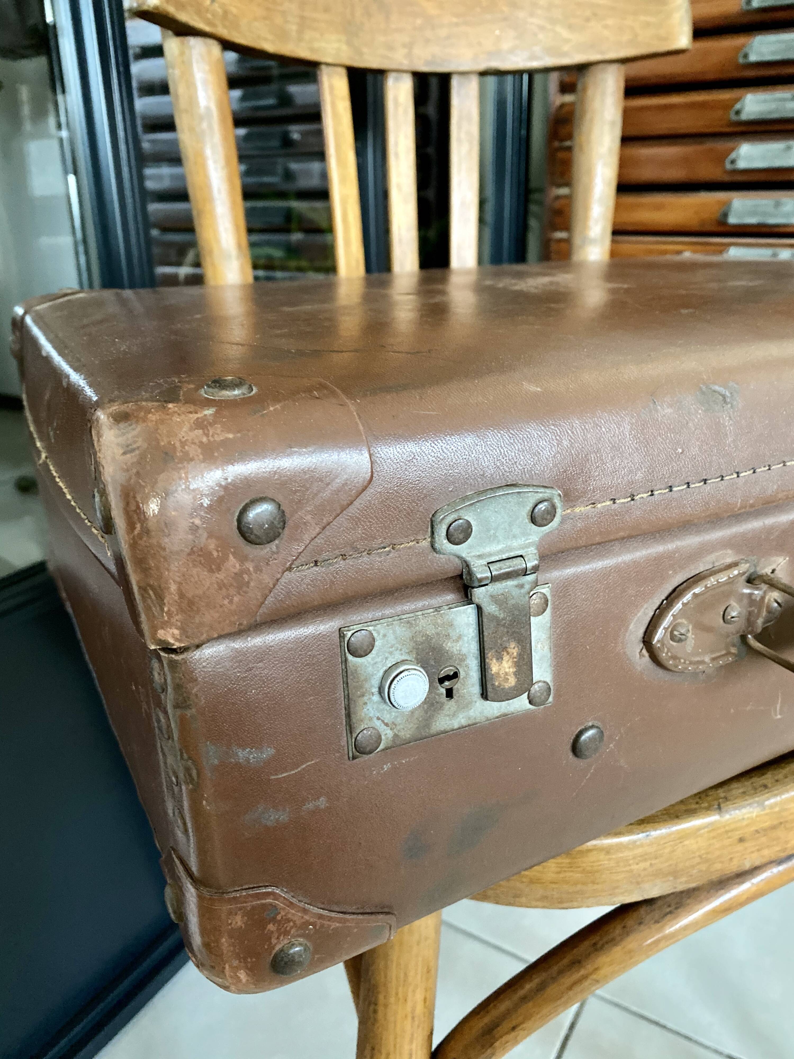 Former vintage suitcase "La Mondiale"