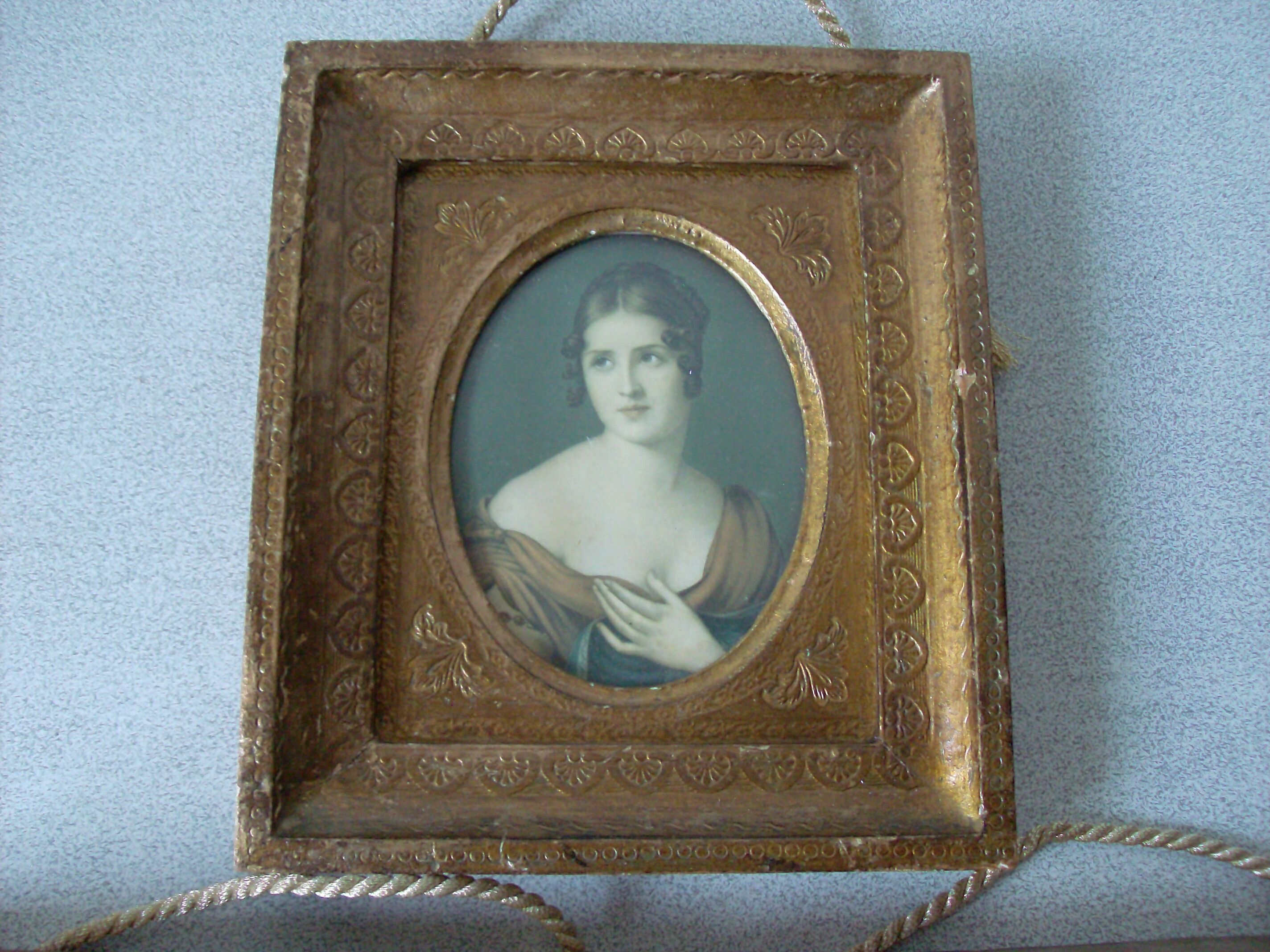 Set of 3 old frames in gilded wood and glass oval image medallion in the center