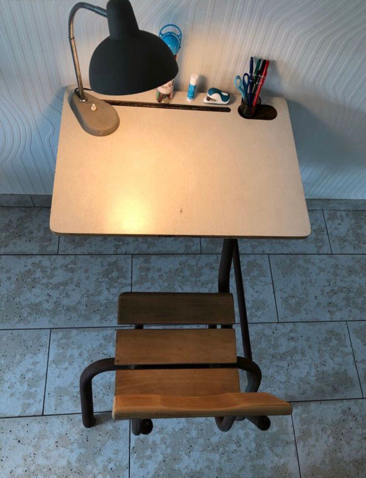 Bureau d’écolier ancien pour enfant en formica