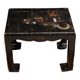 Small side table in 20th century Chinese lacquer, black background