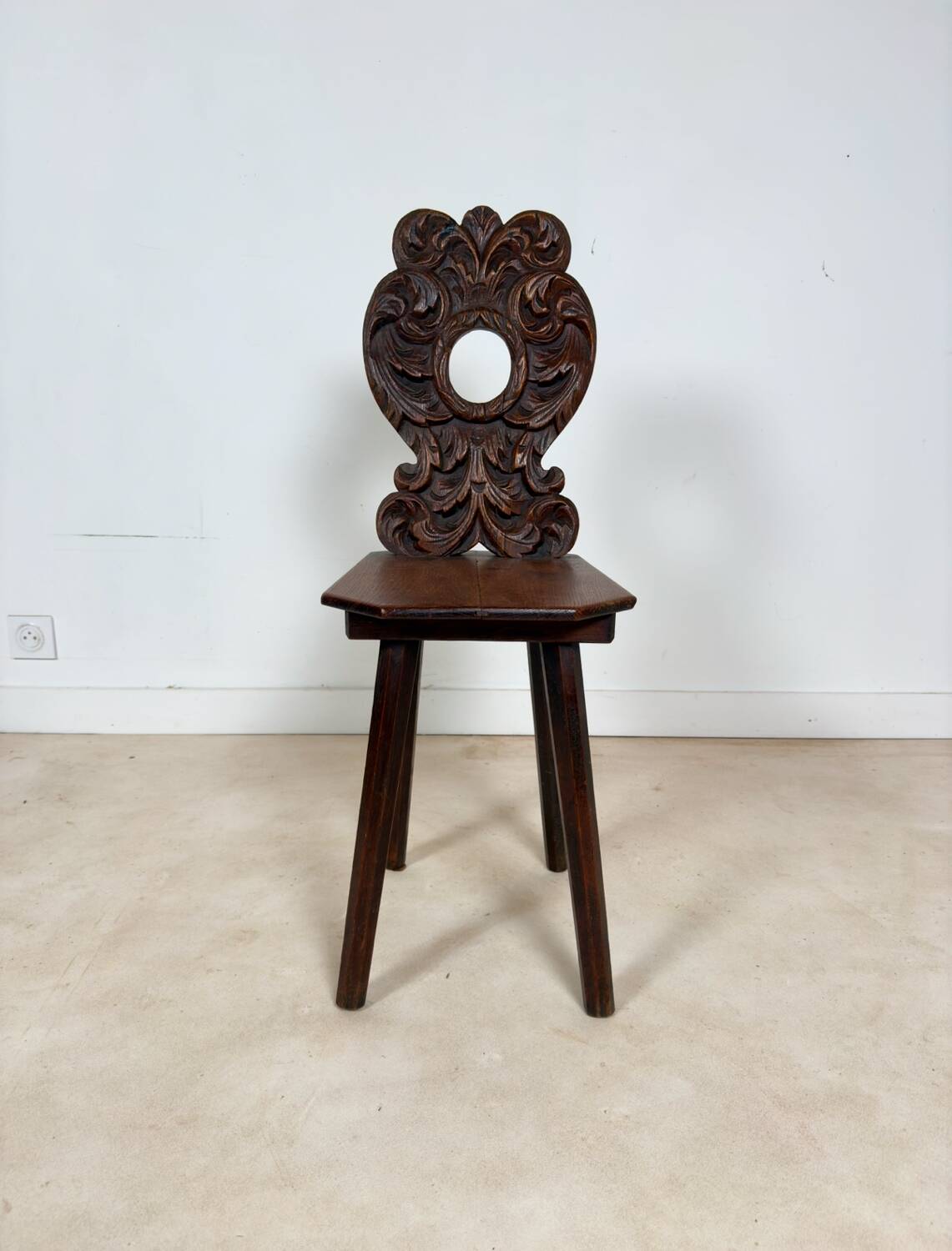 Chaise escabelle sculptée